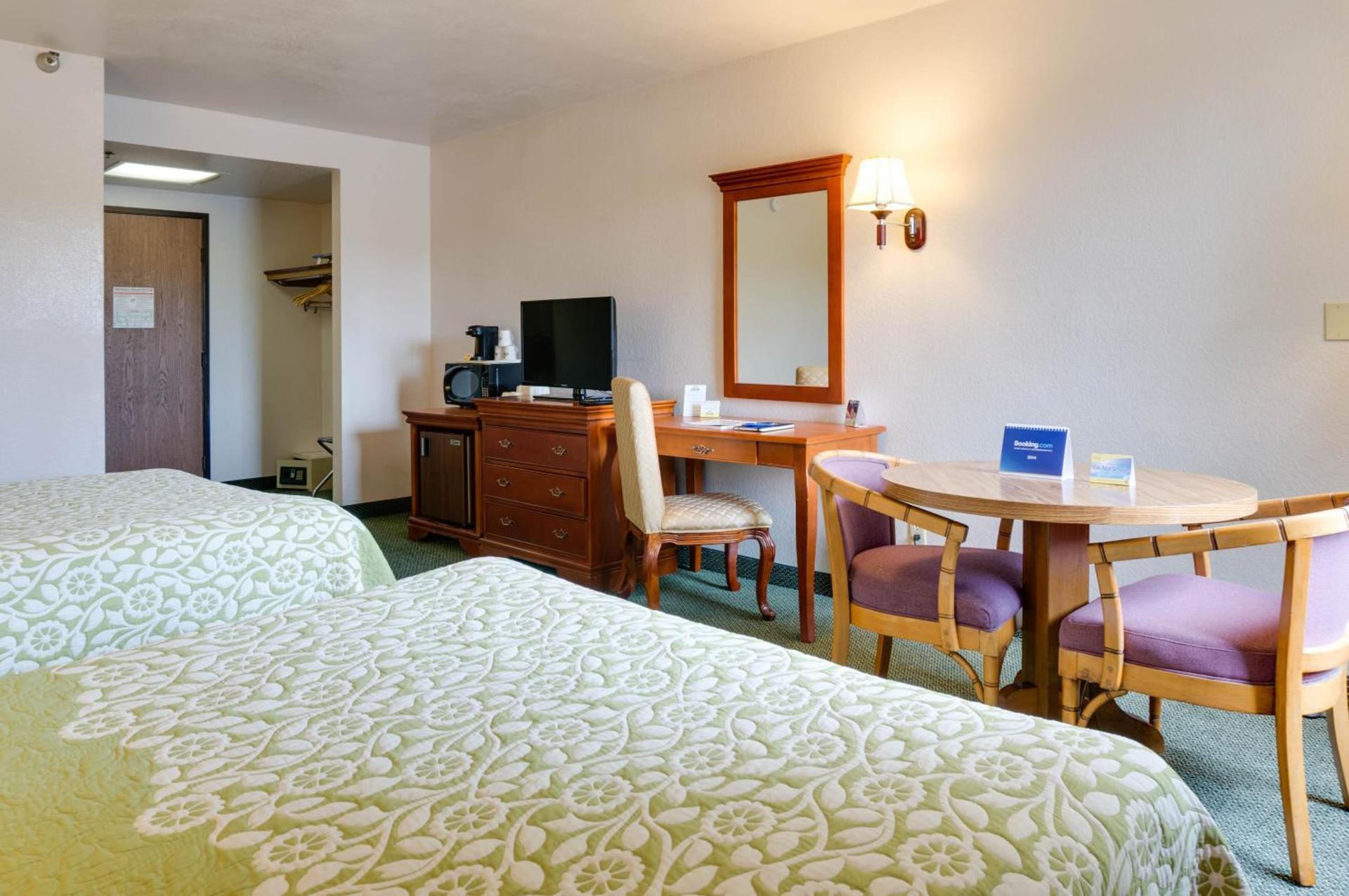 Days Inn & Suites by Wyndham Fullerton photo 9