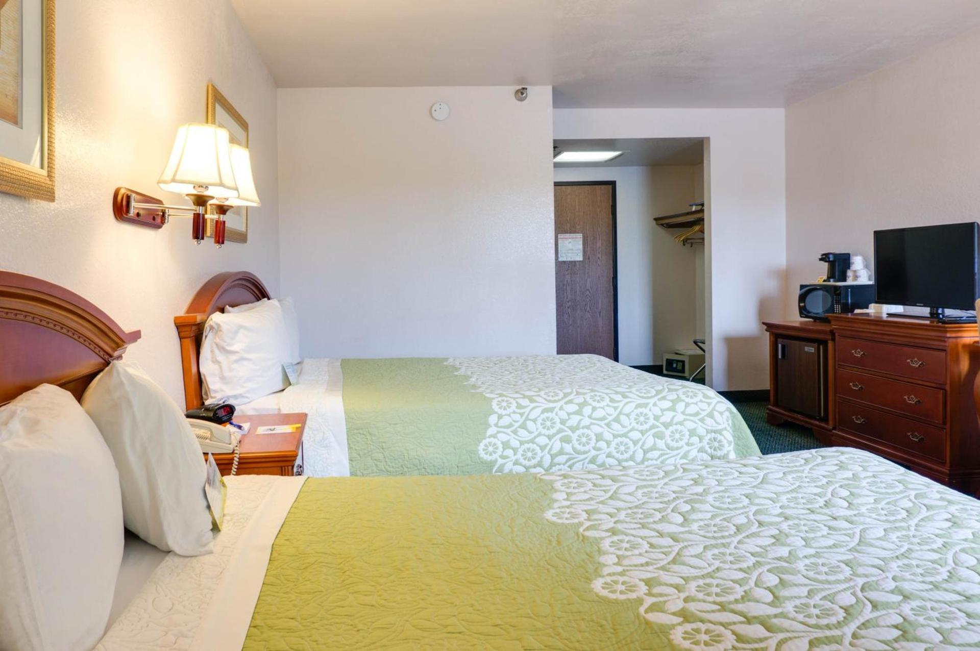 Days Inn & Suites by Wyndham Fullerton photo 10