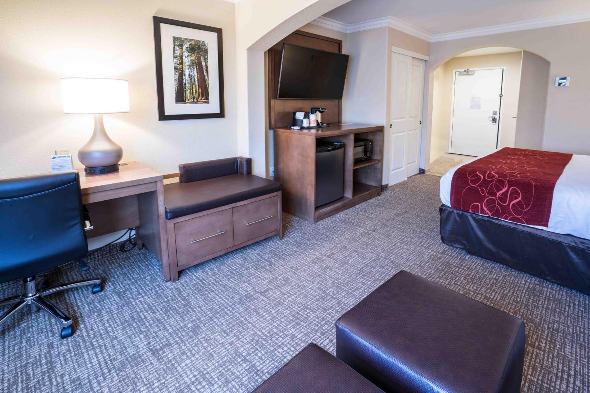 Comfort Suites Fresno River Park photo 34