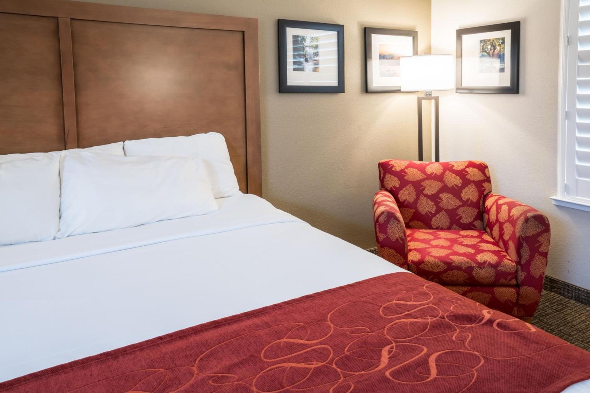 Comfort Suites Fresno River Park photo 32