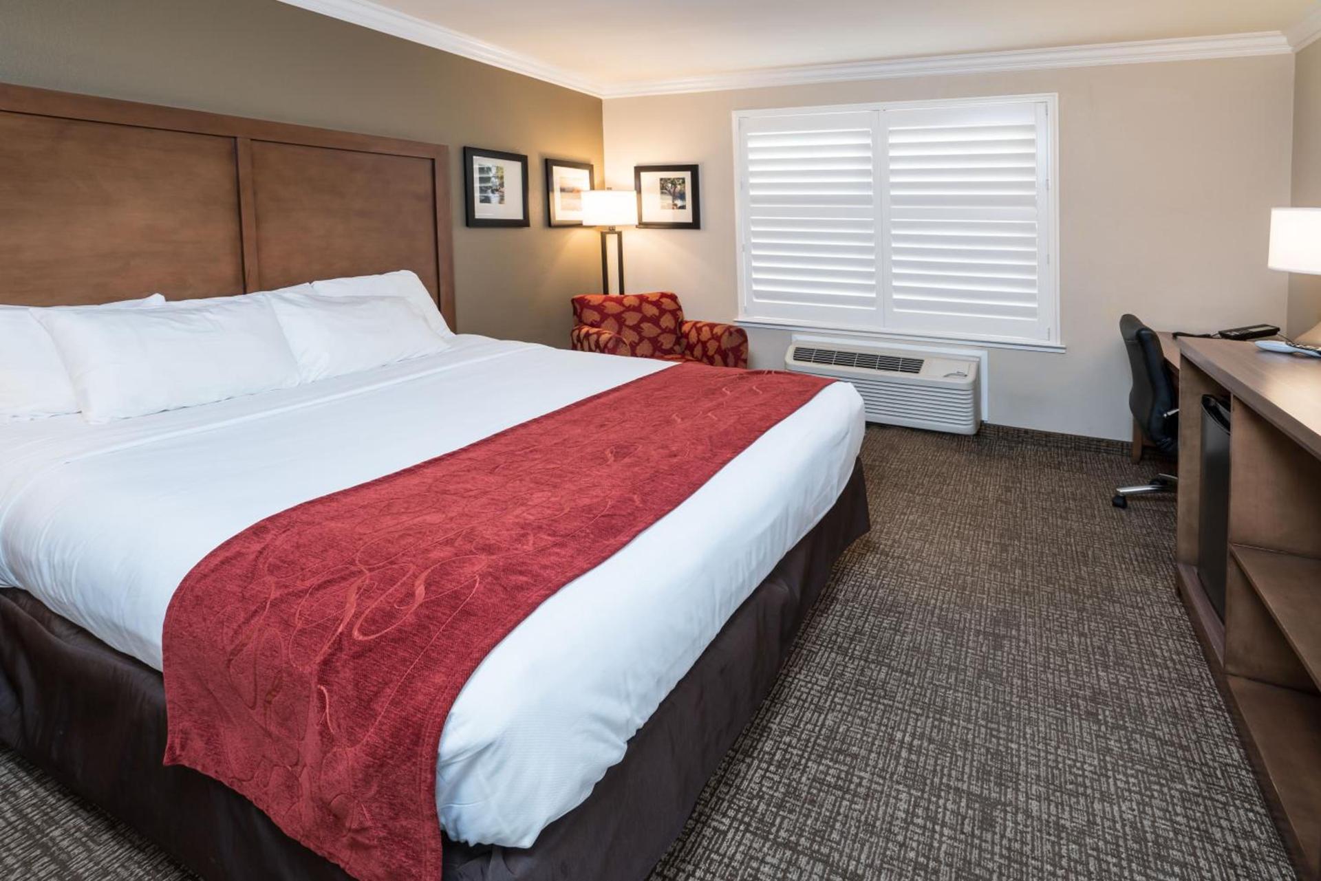Comfort Suites Fresno River Park photo 31