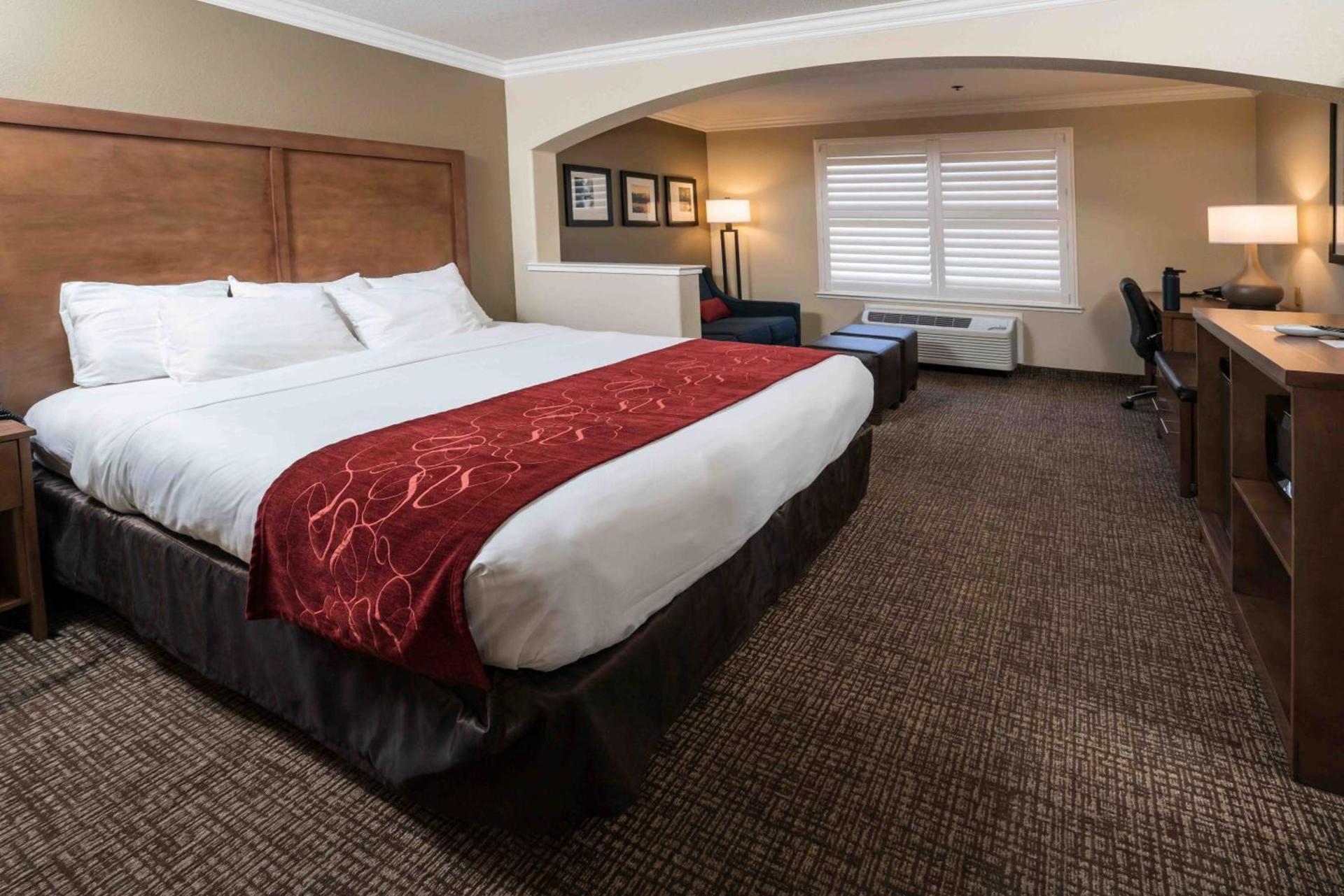 Comfort Suites Fresno River Park photo 30