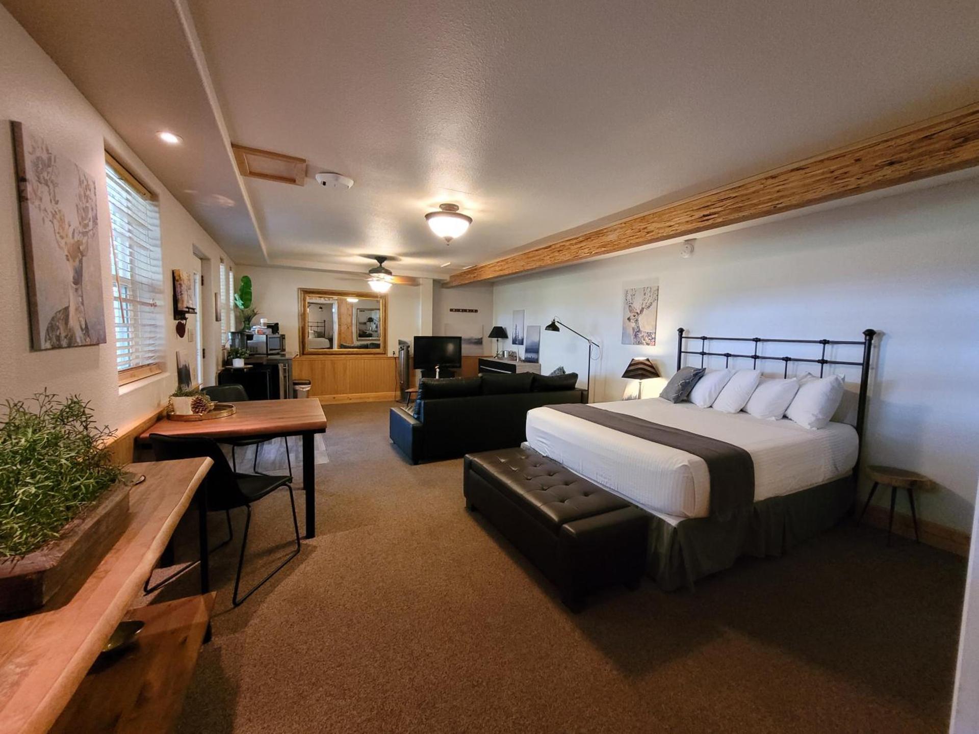 Carriage House Inn photo 21