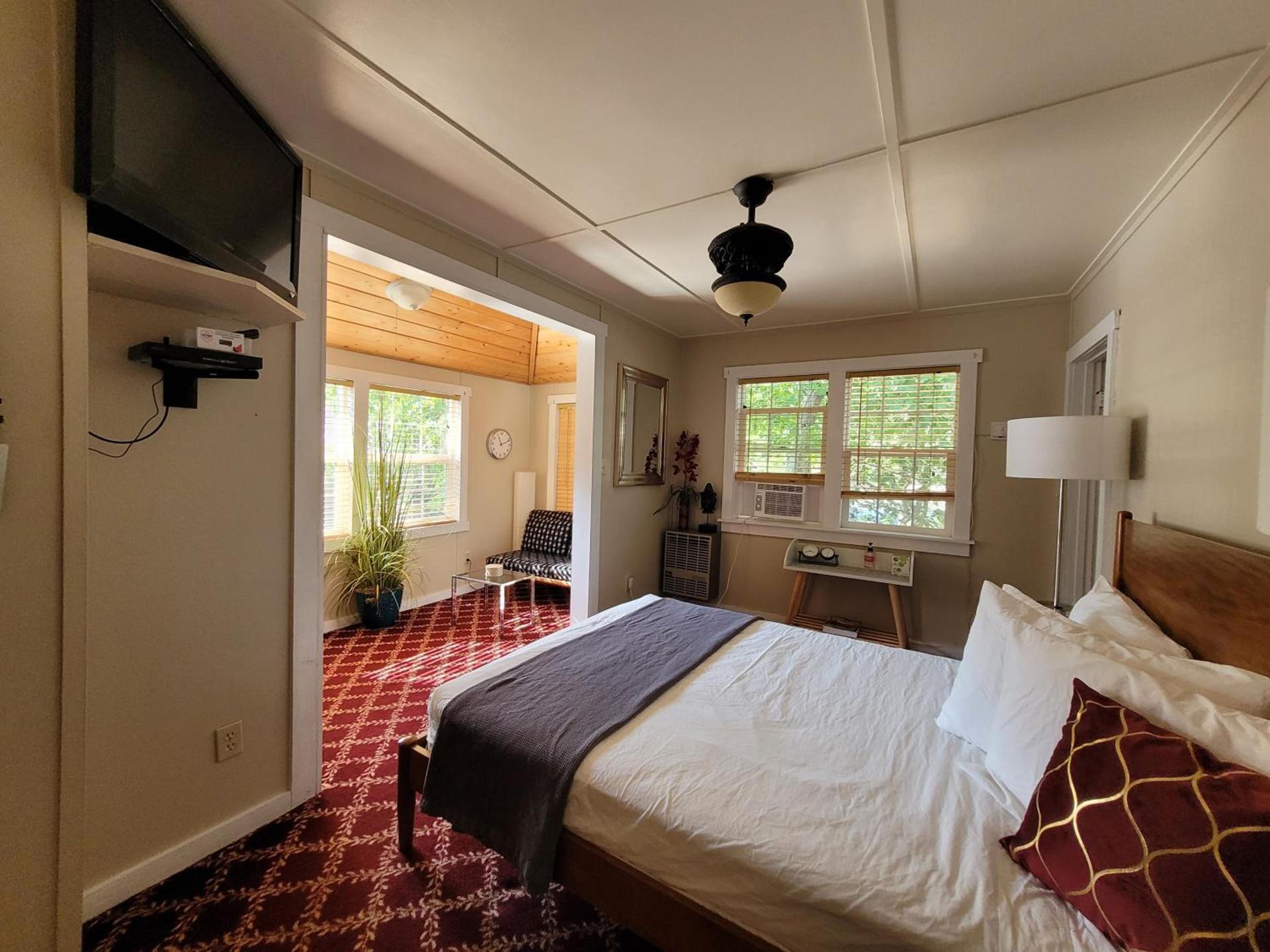 Carriage House Inn photo 23