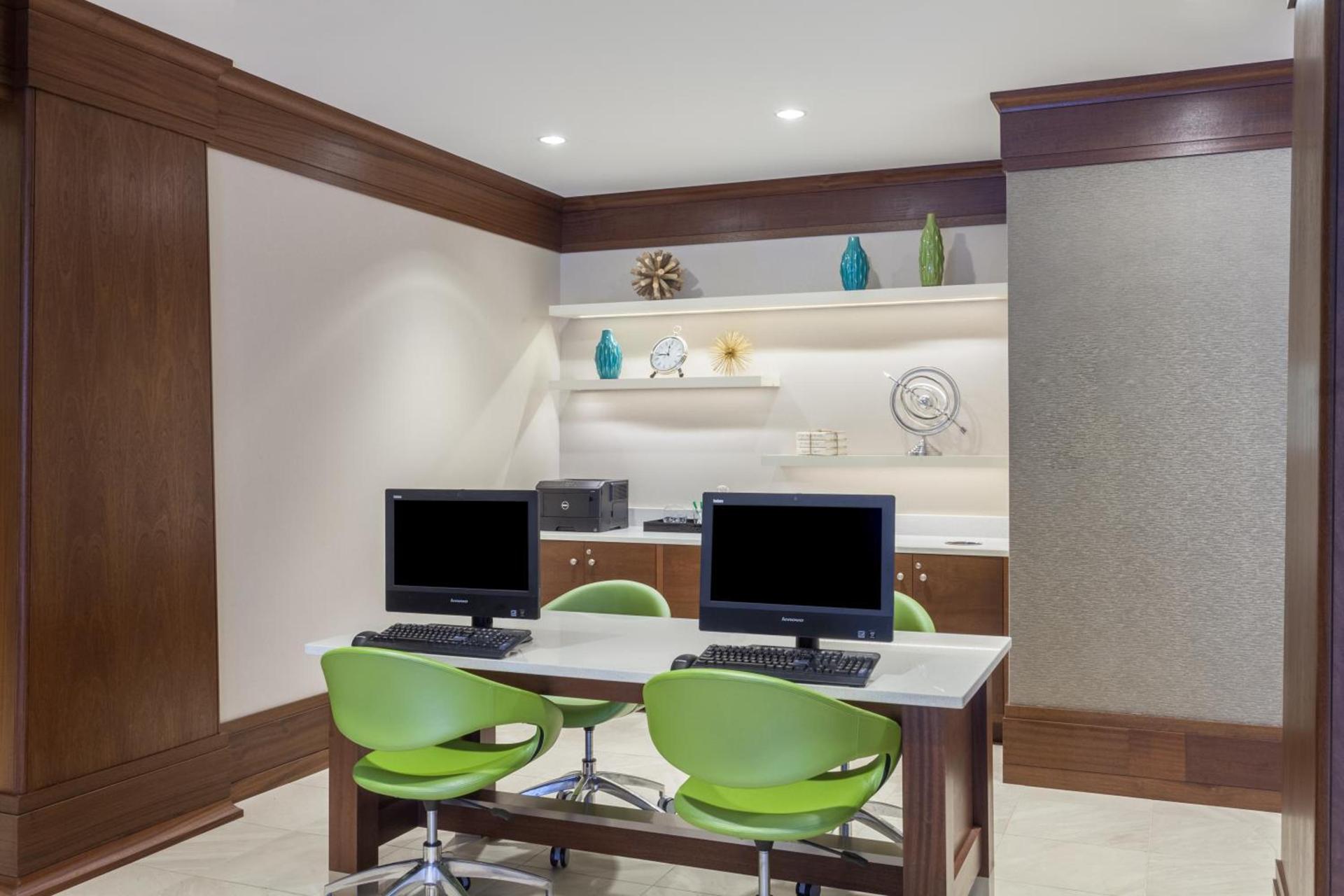 Holiday Inn Express & Suites Charlottesville by IHG photo 3
