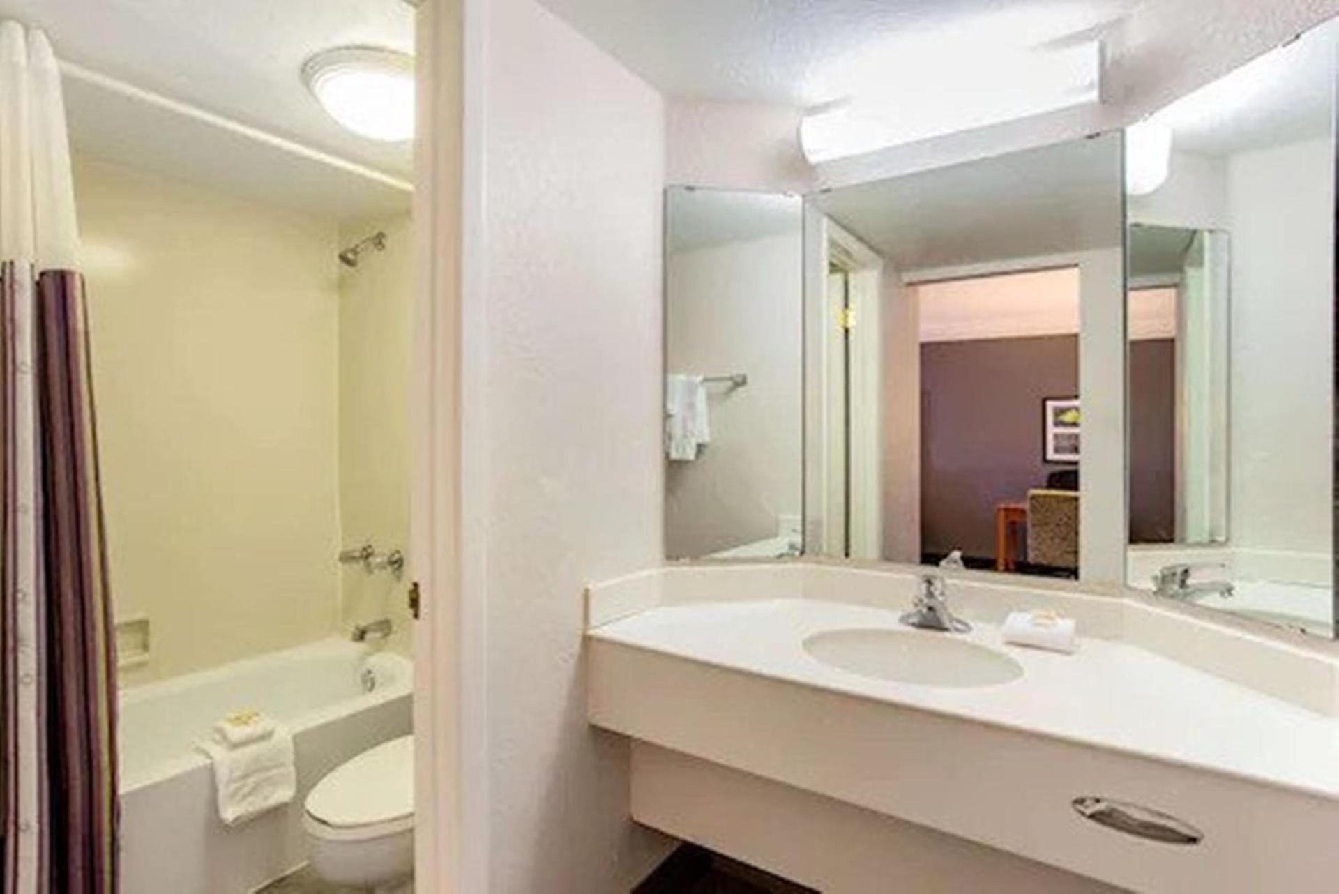 La Quinta Inn by Wyndham Champaign photo 45