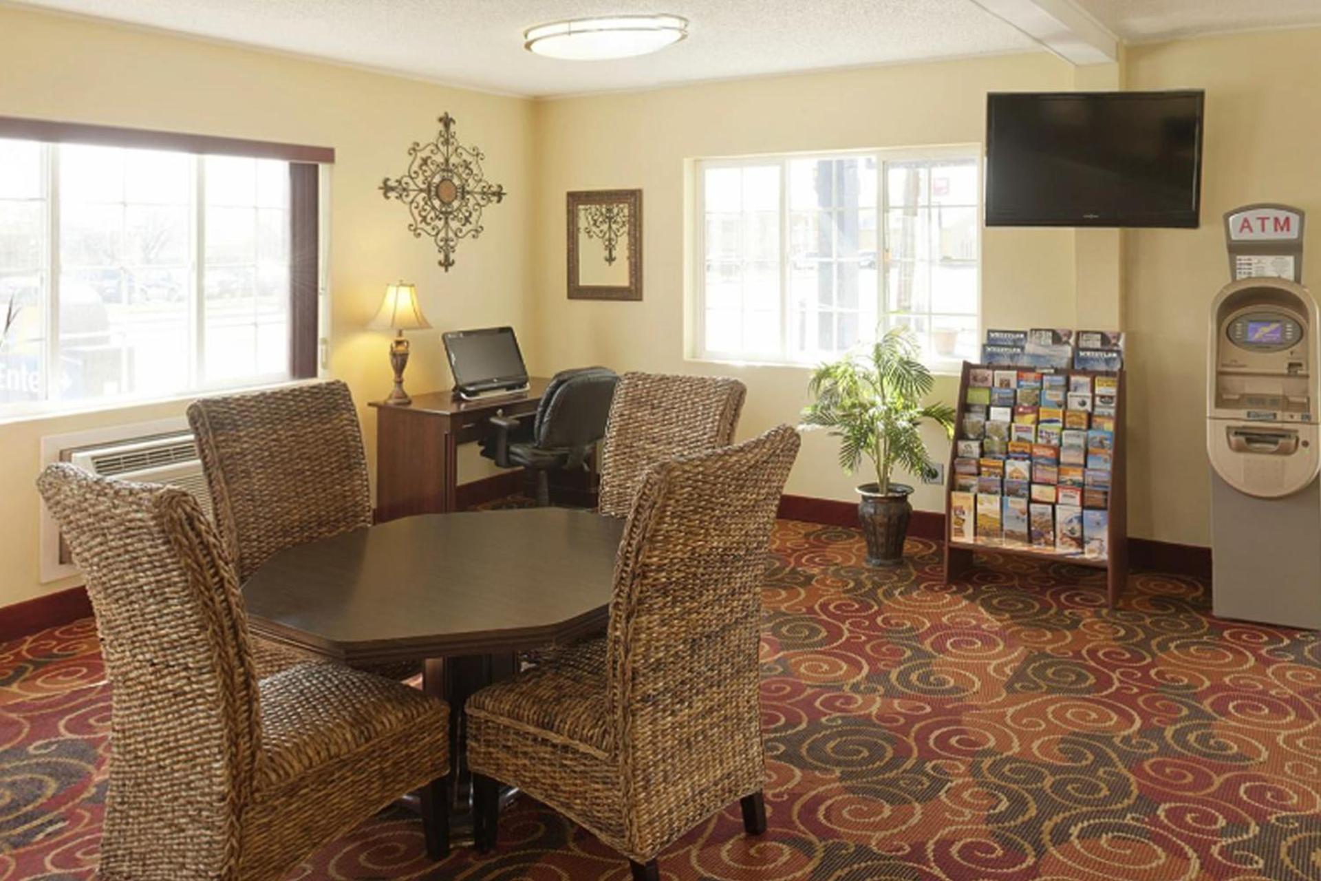 Days Inn by Wyndham Yakima photo 35