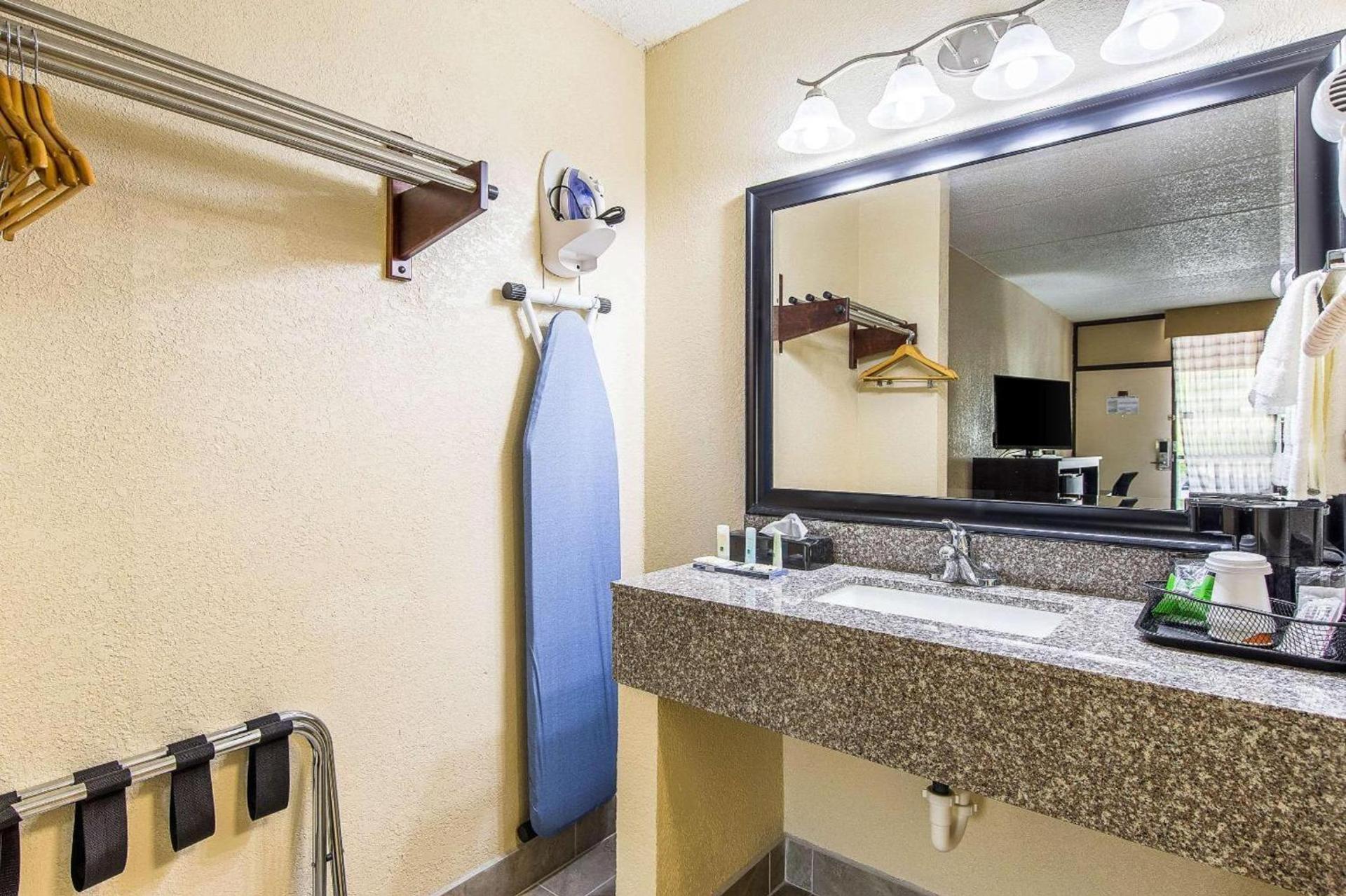 Quality Inn Forest City photo 29
