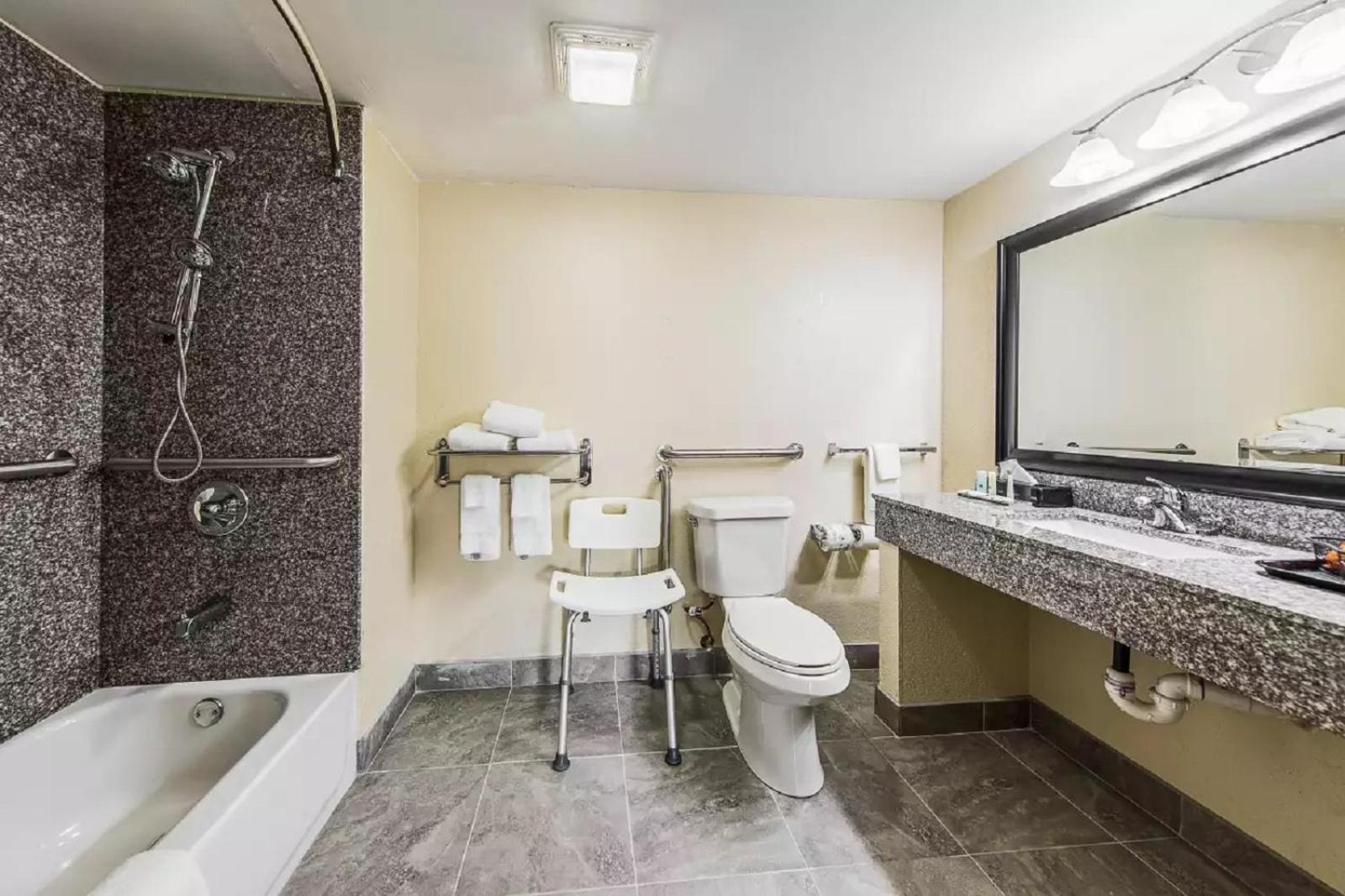 Quality Inn Forest City photo 30