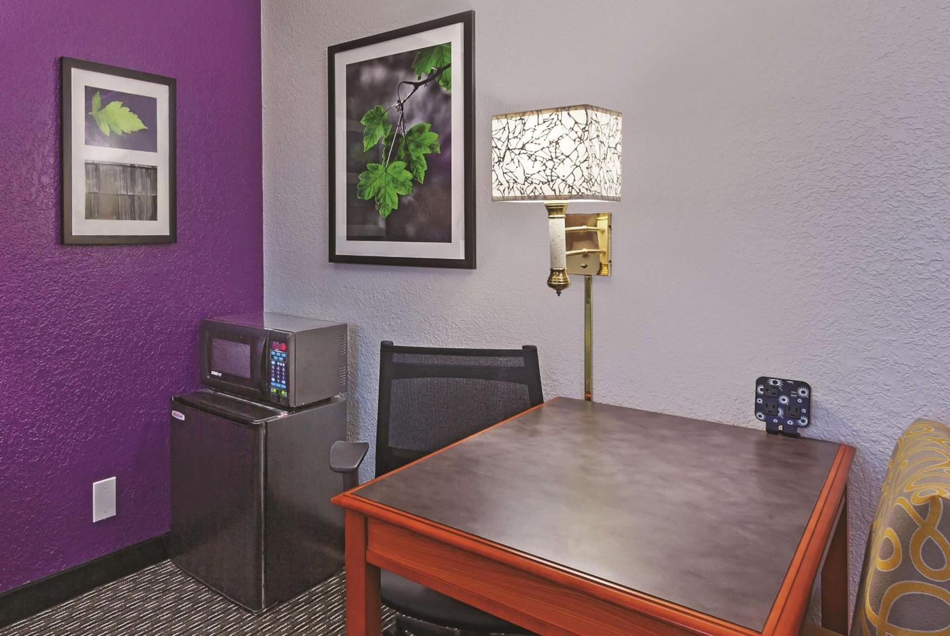 Travelodge by Wyndham Houston Cy-Fair photo 11