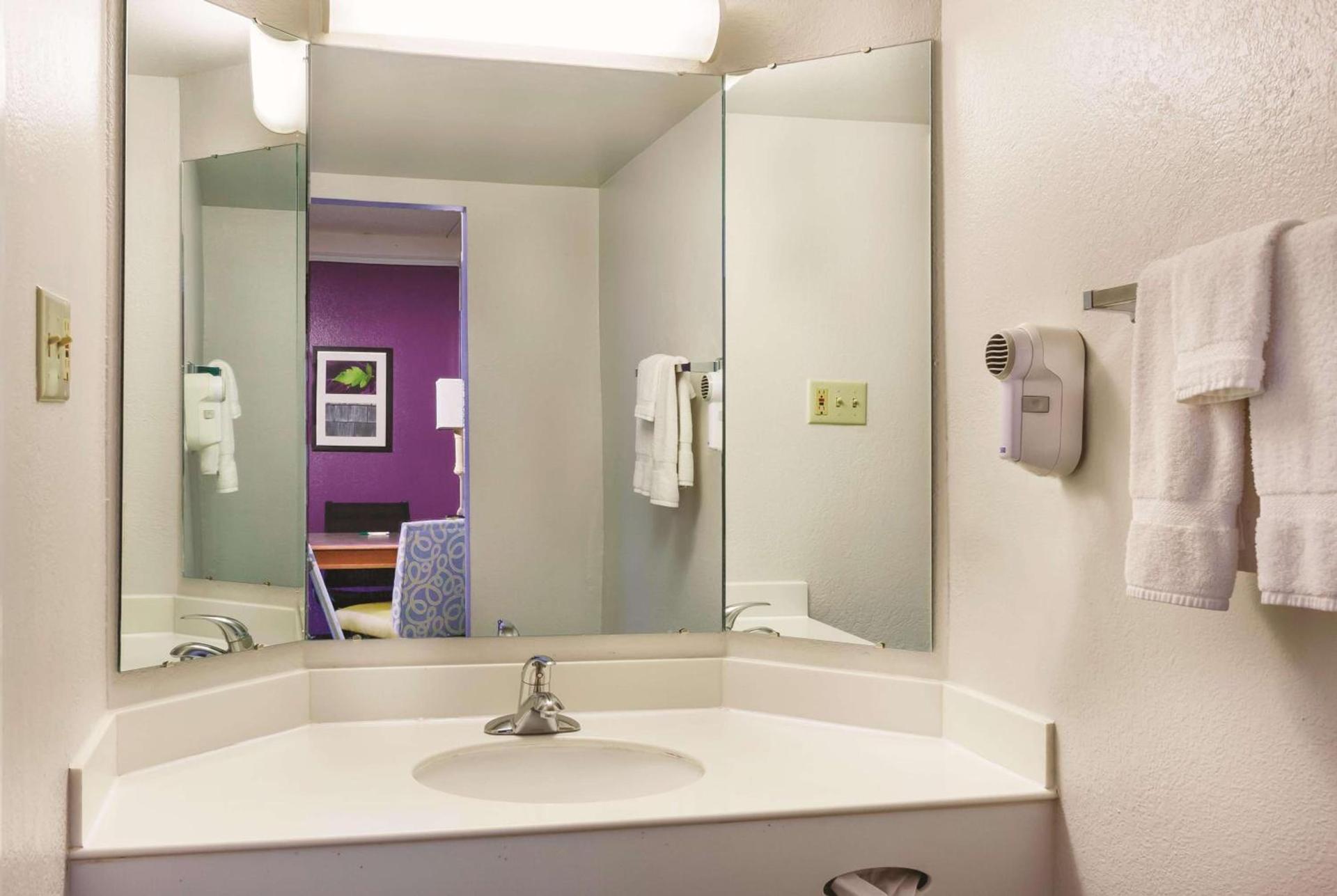 Travelodge by Wyndham Houston Cy-Fair photo 22