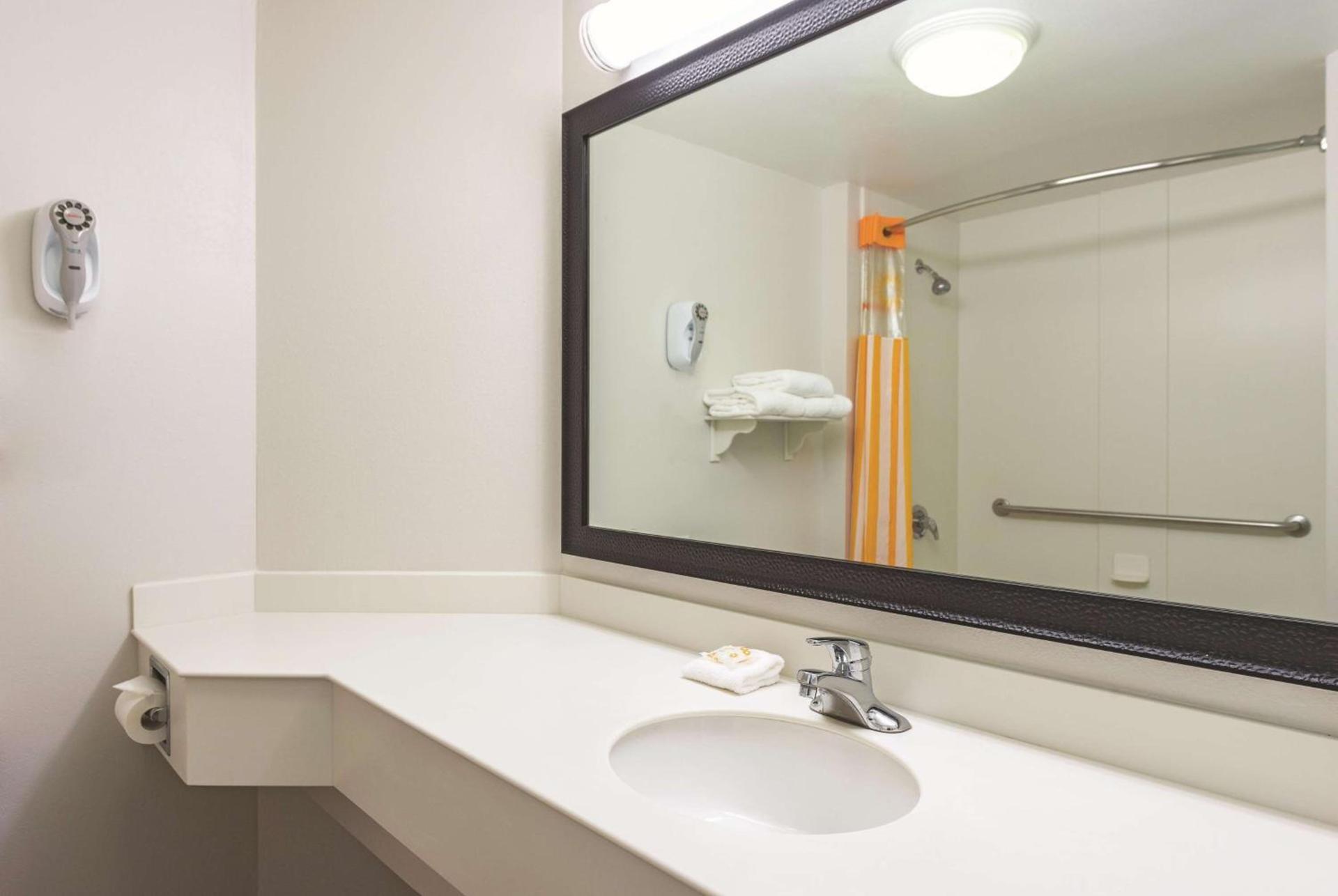 Travelodge by Wyndham Houston Cy-Fair photo 24