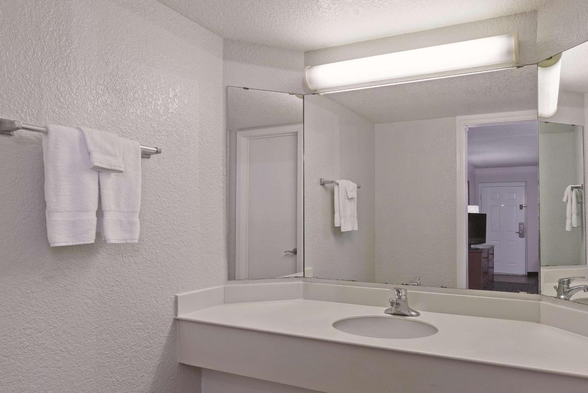 Travelodge by Wyndham Houston Cy-Fair photo 23