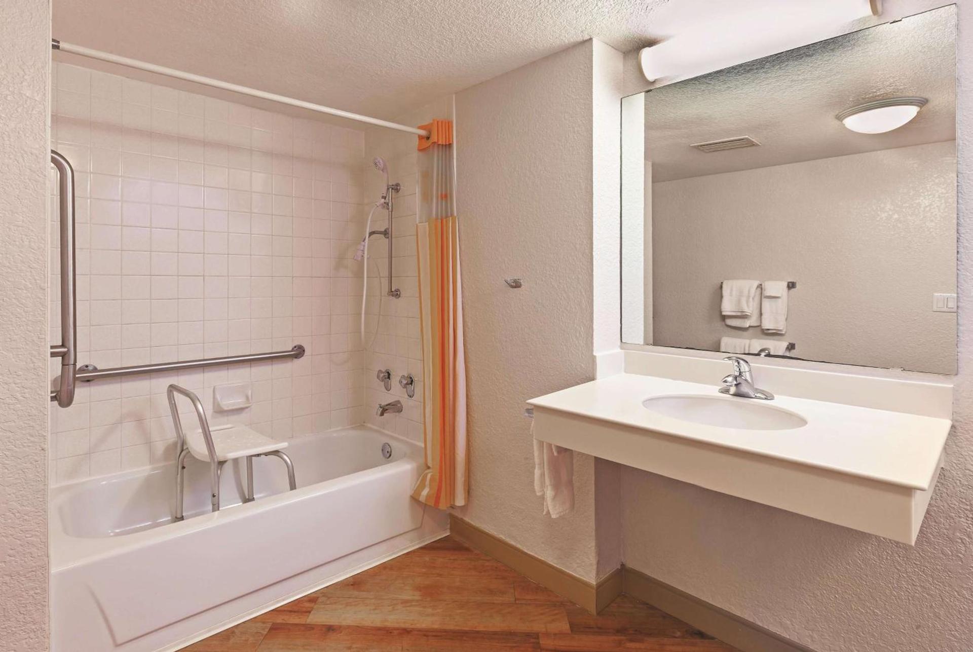 Travelodge by Wyndham Houston Cy-Fair photo 25