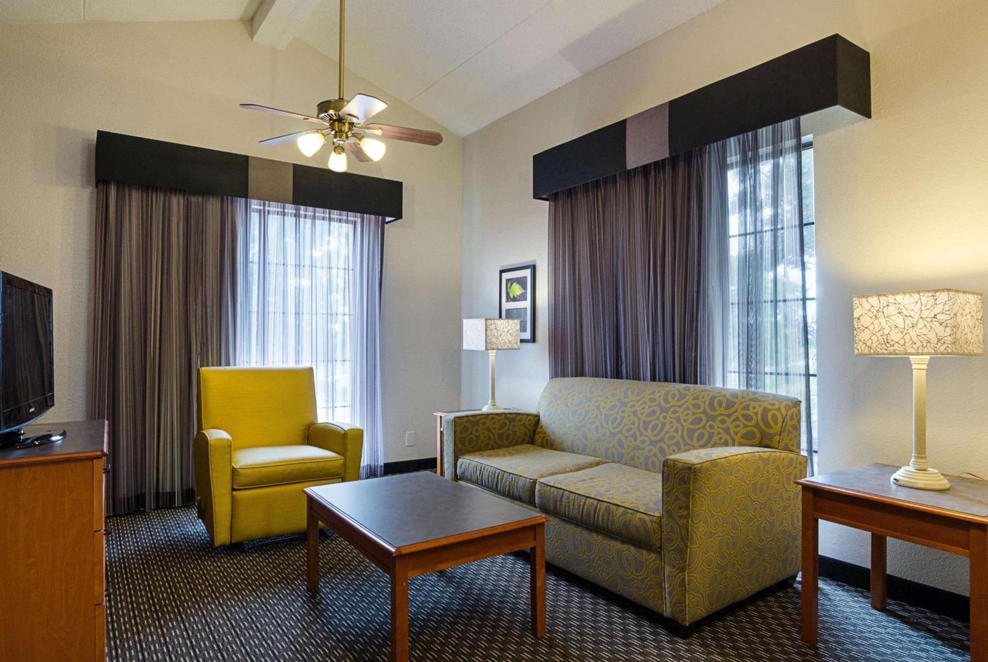 Travelodge by Wyndham Houston Cy-Fair photo 27