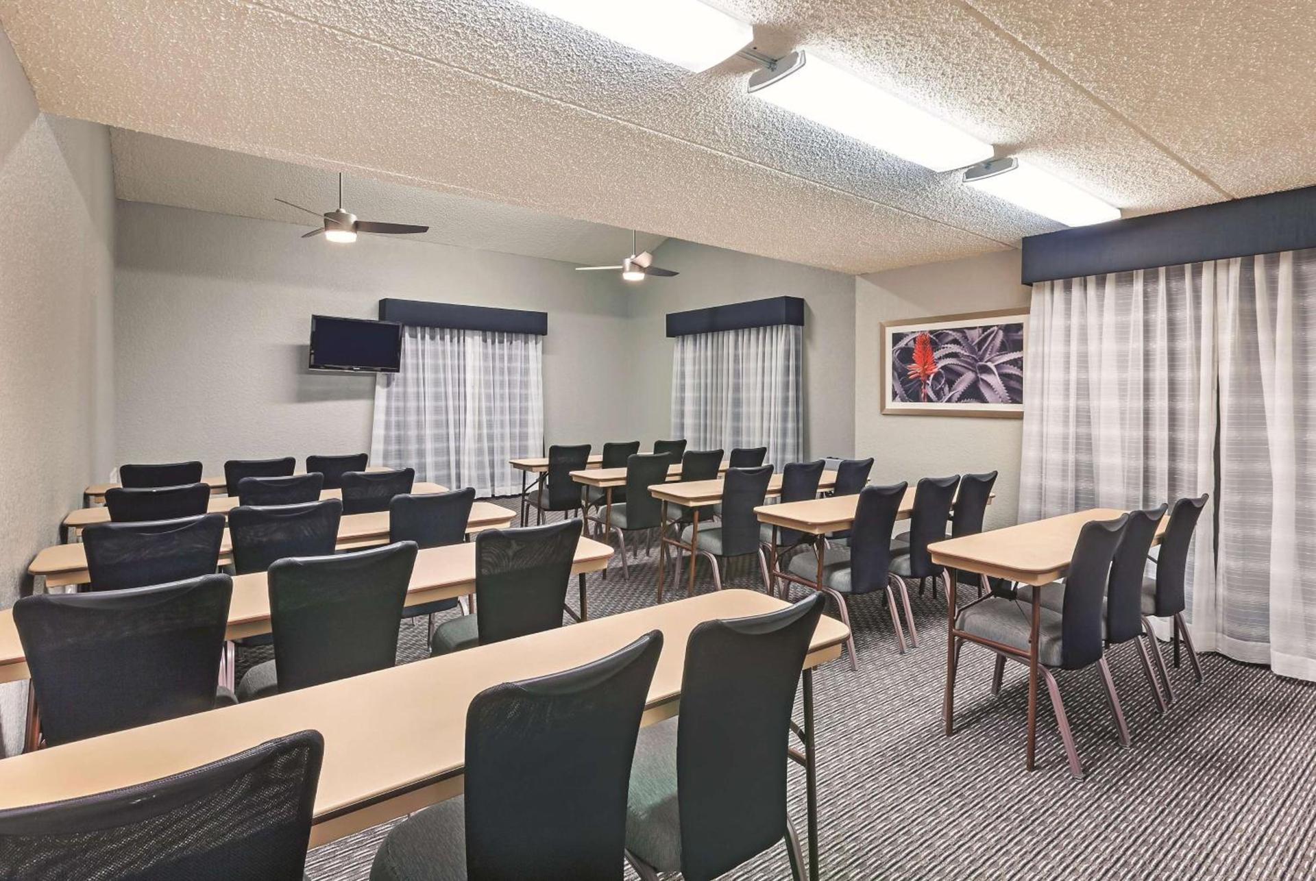 Travelodge by Wyndham Houston Cy-Fair photo 32