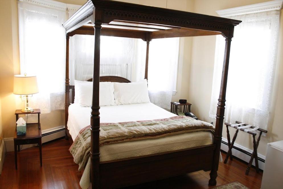 The Coolidge Corner Guest House: A Brookline Bed and Breakfast photo 30