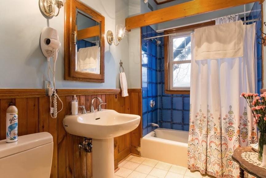 The Coolidge Corner Guest House: A Brookline Bed and Breakfast photo 32