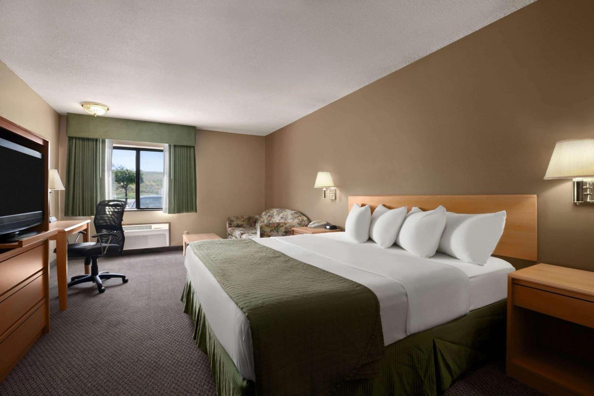 Super 8 by Wyndham Baker City photo 9