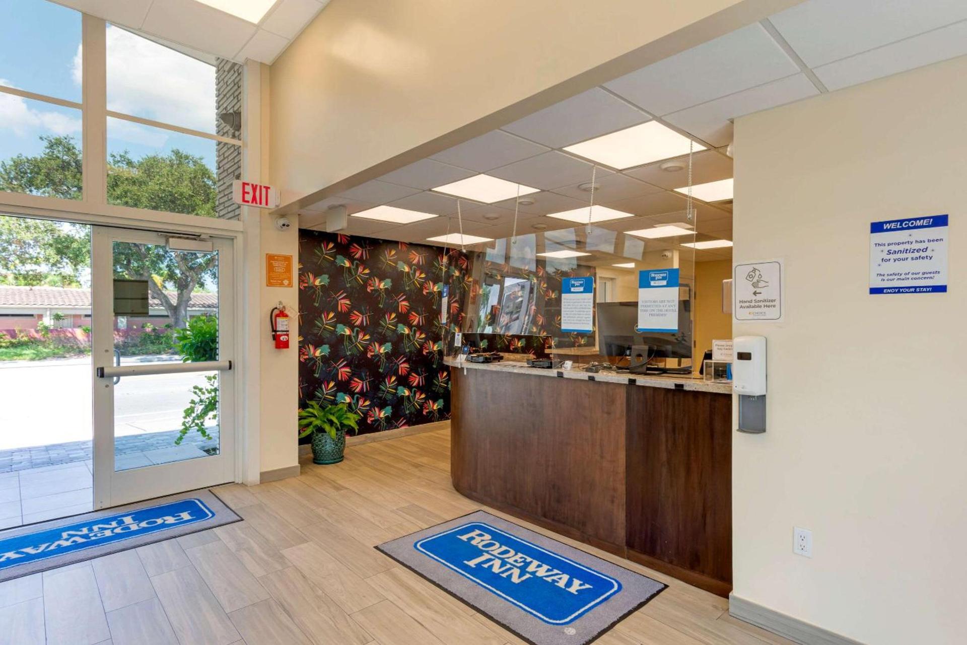 Downtown Hollywood Gardens Inn & Suites photo 12
