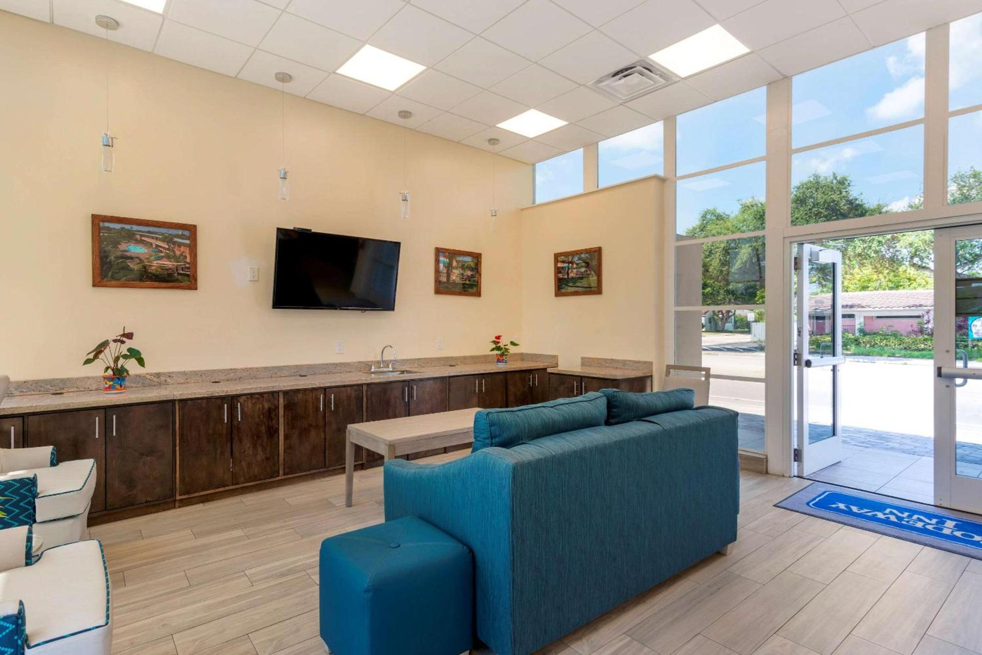 Downtown Hollywood Gardens Inn & Suites photo 14