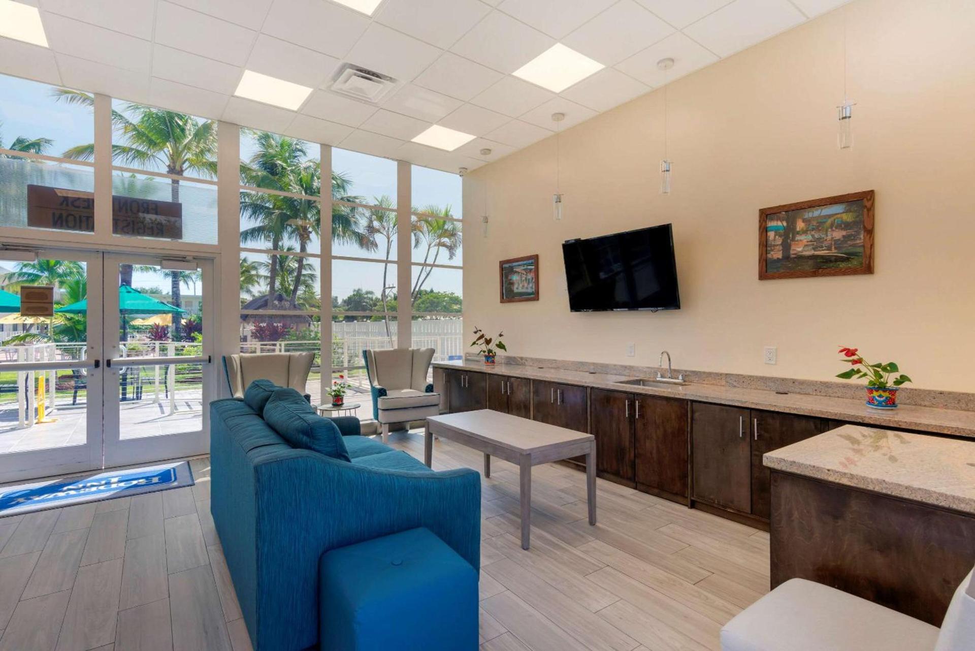 Downtown Hollywood Gardens Inn & Suites photo 17