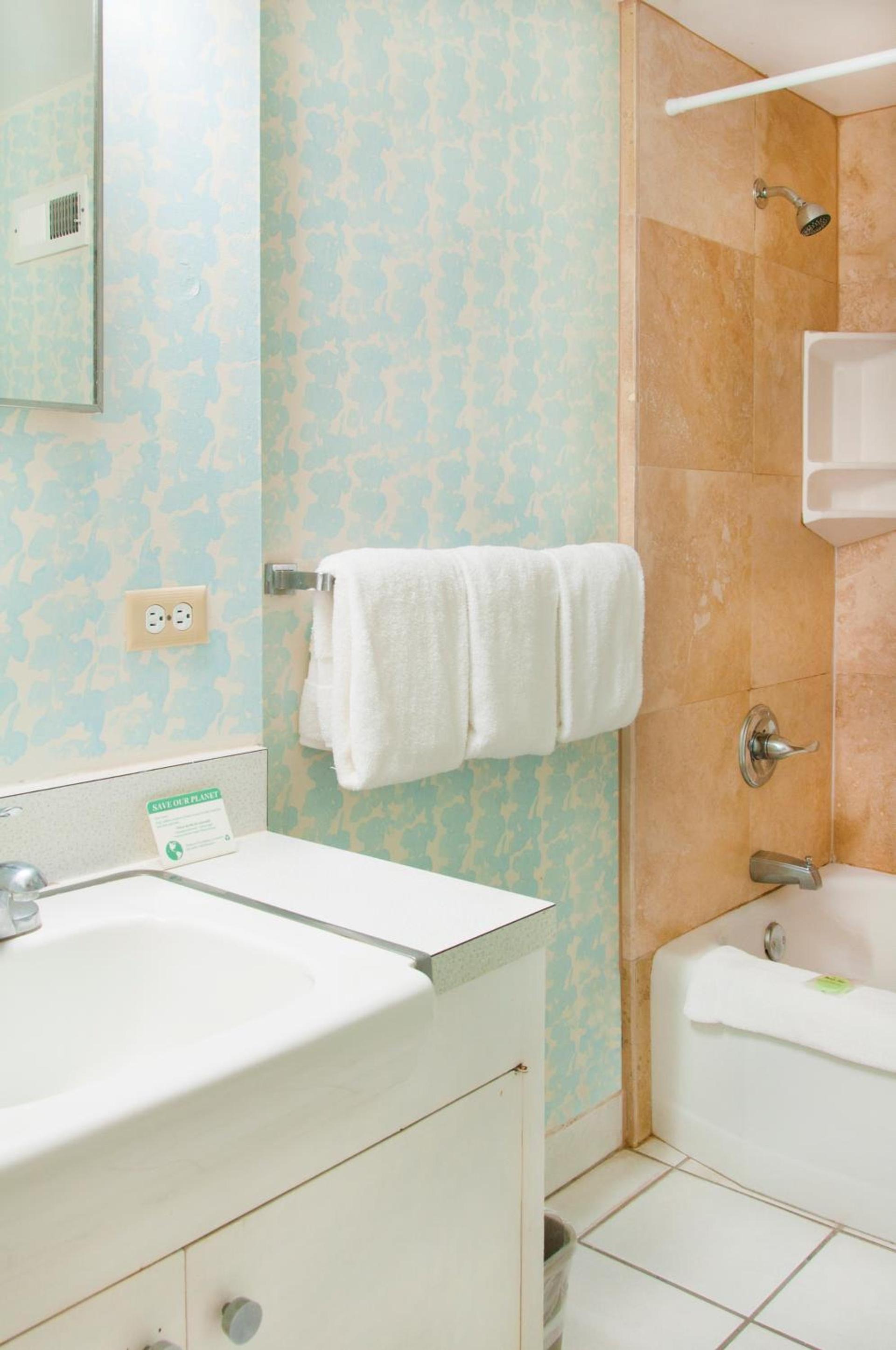 Holiday Surf Hotel (with full kitchen) photo 54