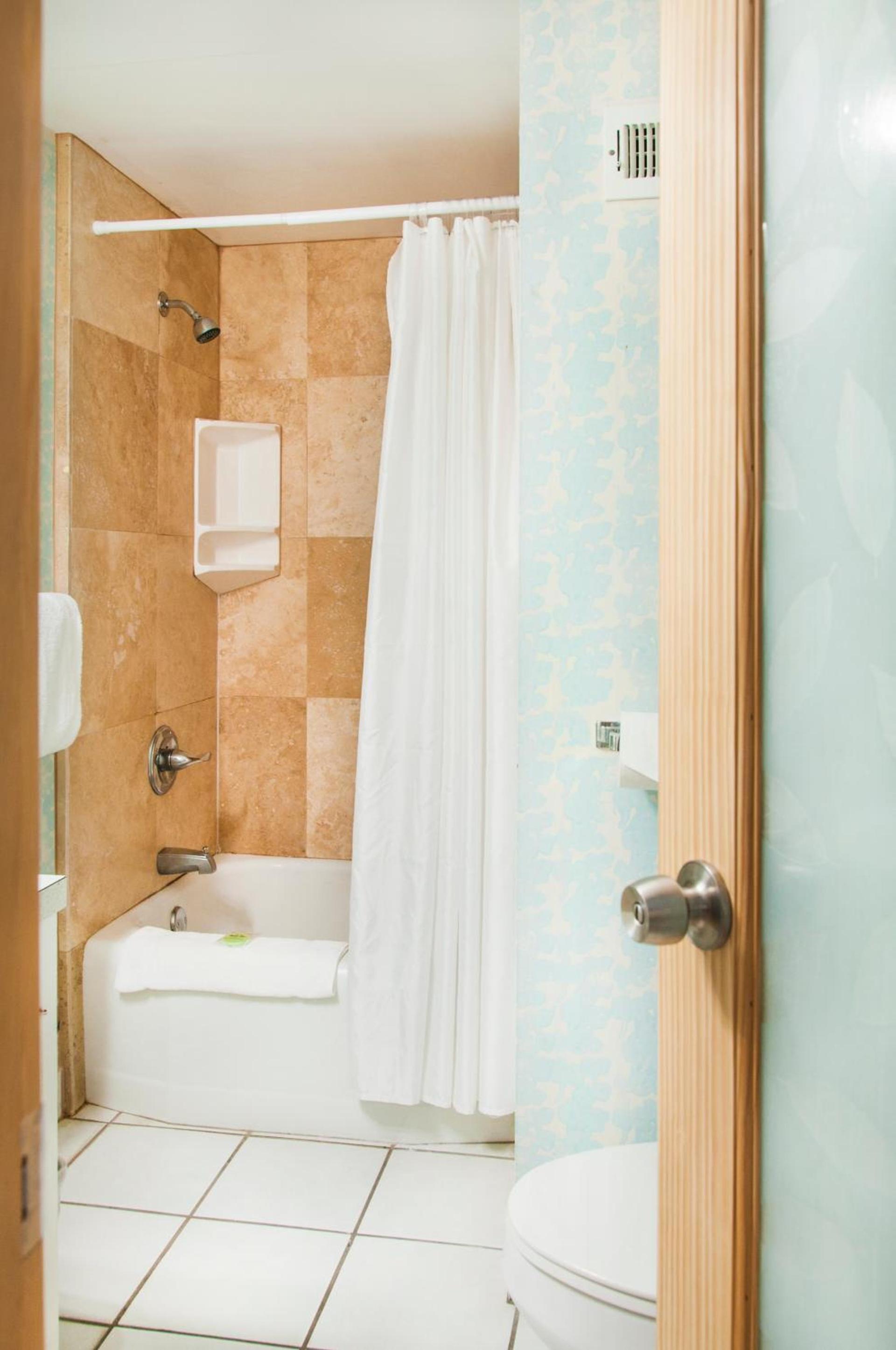 Holiday Surf Hotel (with full kitchen) photo 62