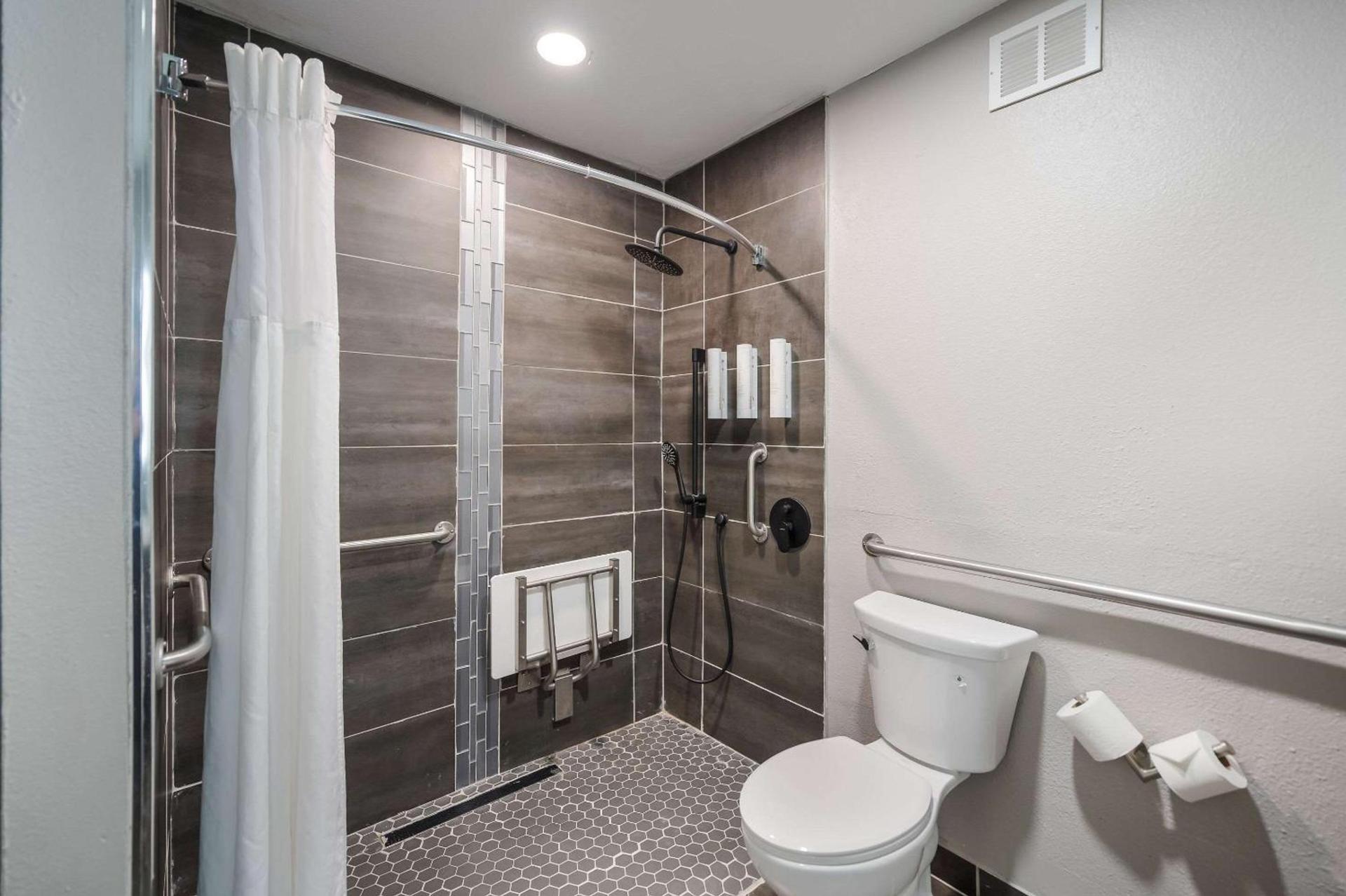Clarion Pointe Marshall photo 10