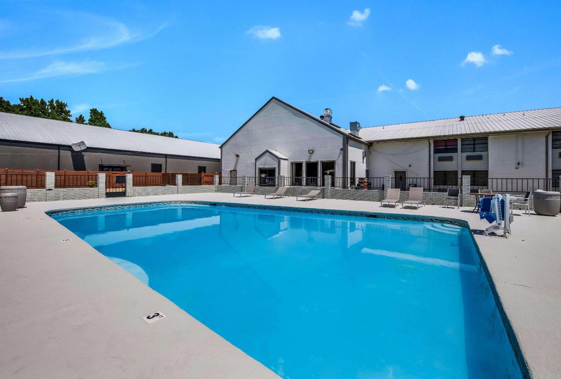 Clarion Pointe Marshall photo 24