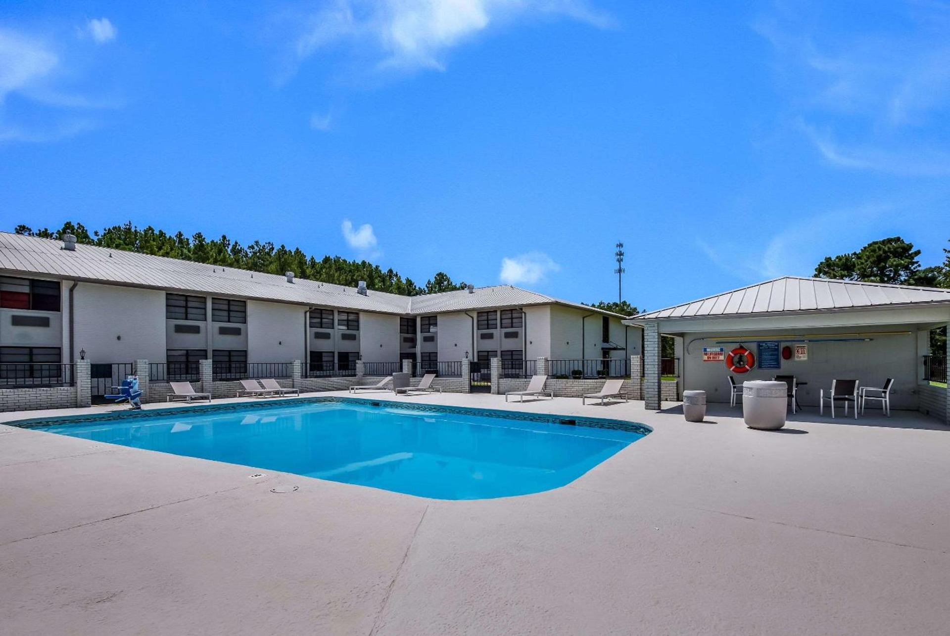 Clarion Pointe Marshall photo 23
