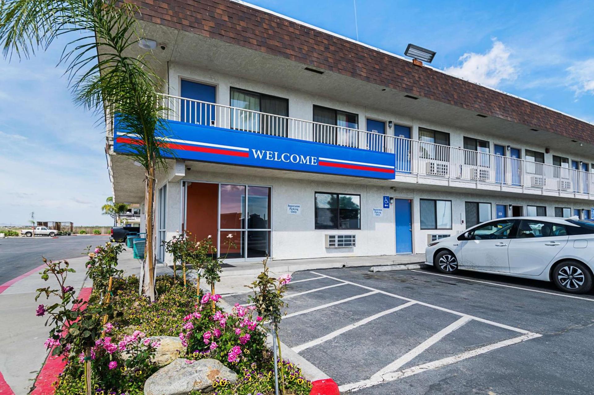 Motel 6 Lost Hills CA photo 2