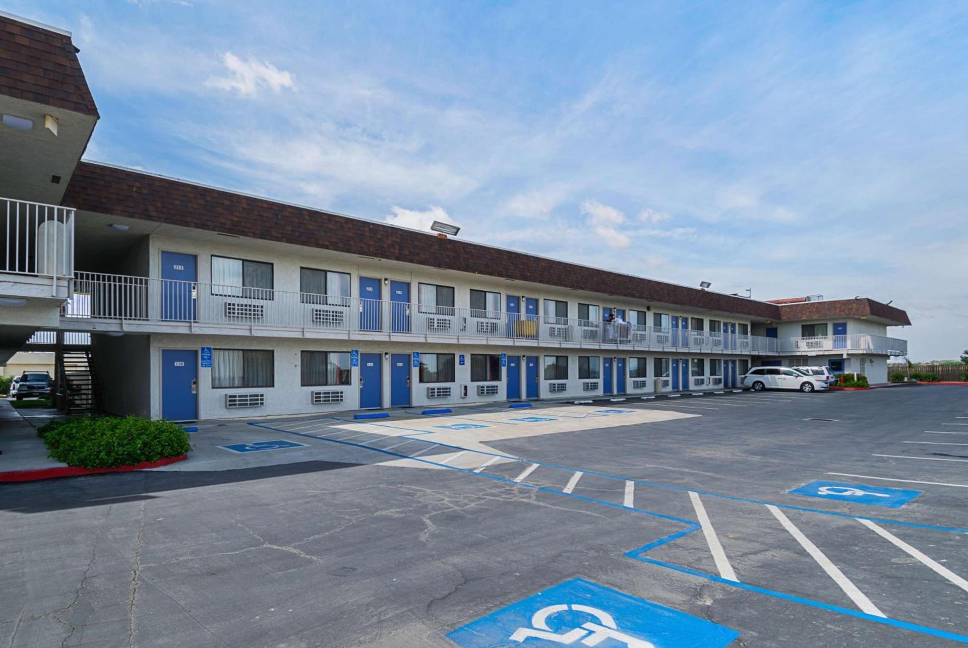 Motel 6 Lost Hills CA photo 4