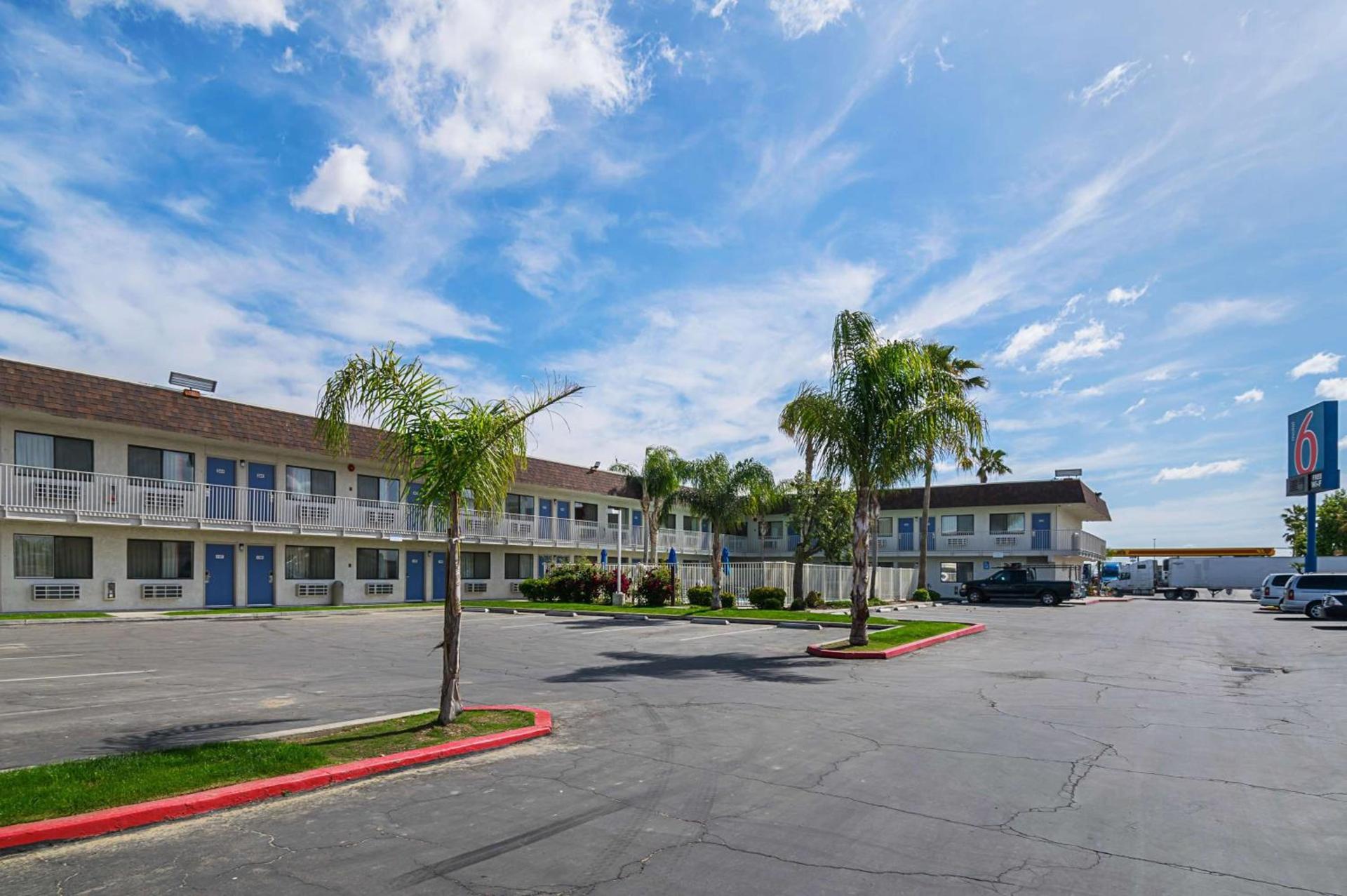 Motel 6 Lost Hills CA photo 5