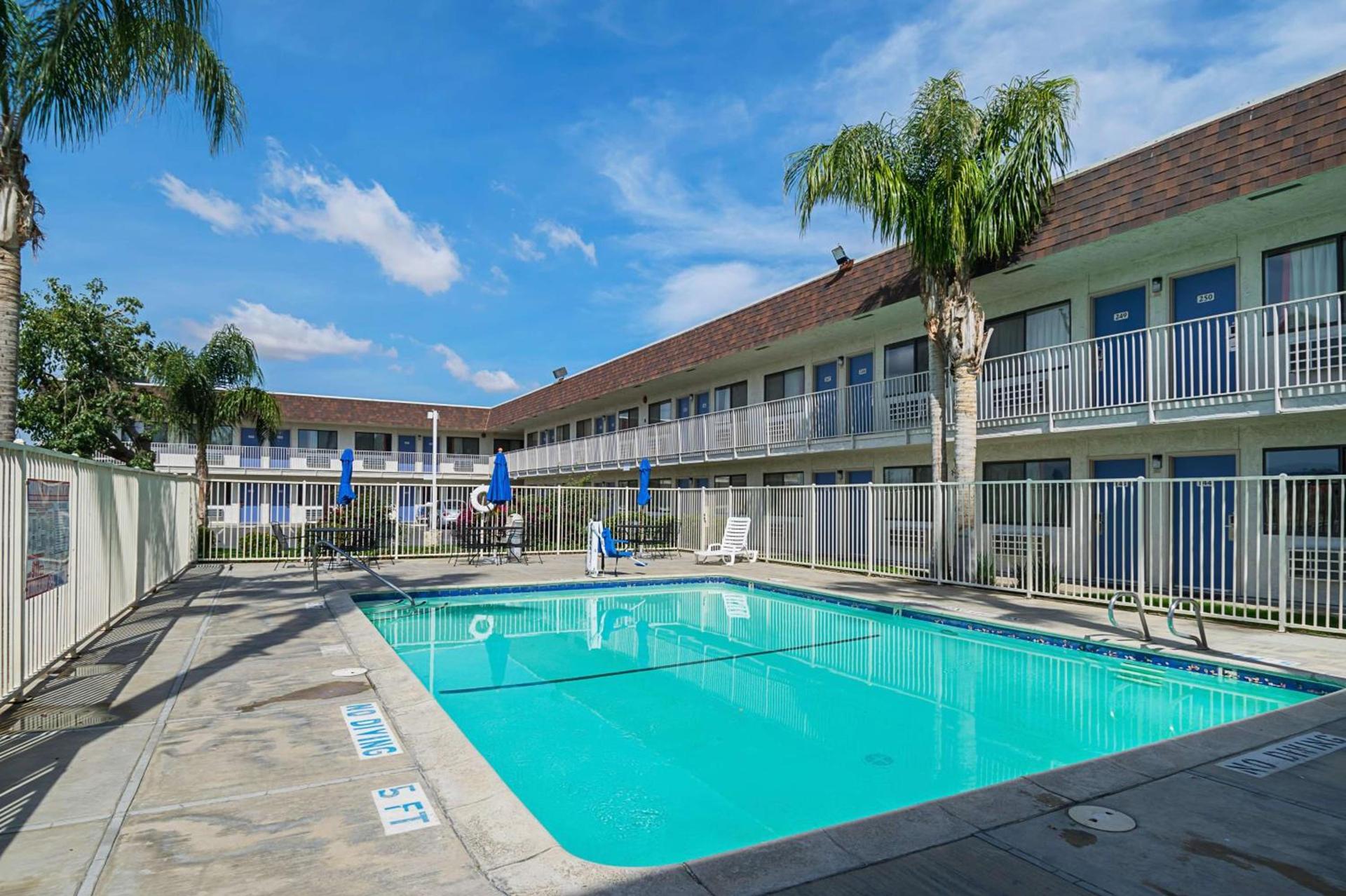 Motel 6 Lost Hills CA photo 6