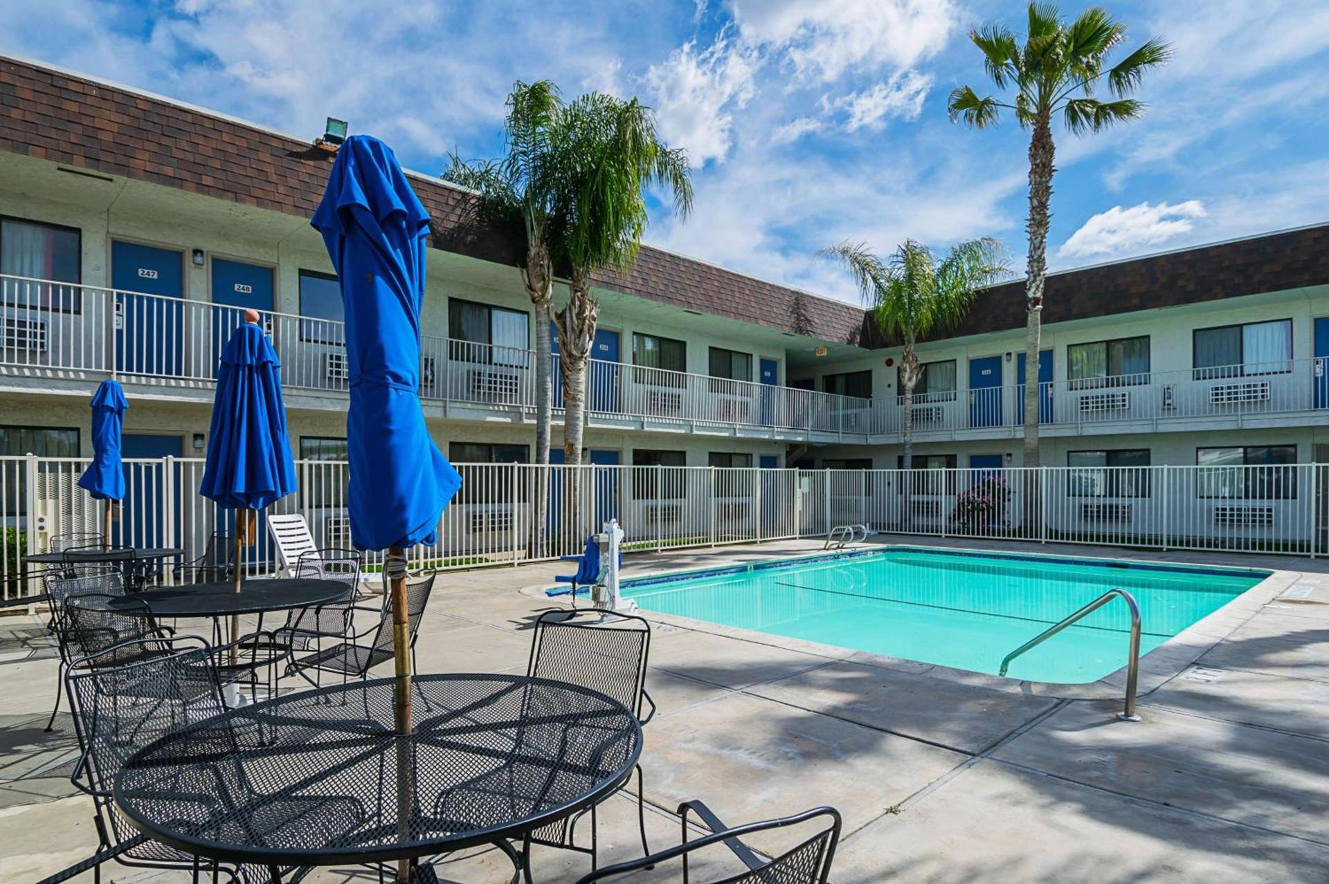 Motel 6 Lost Hills CA photo 7