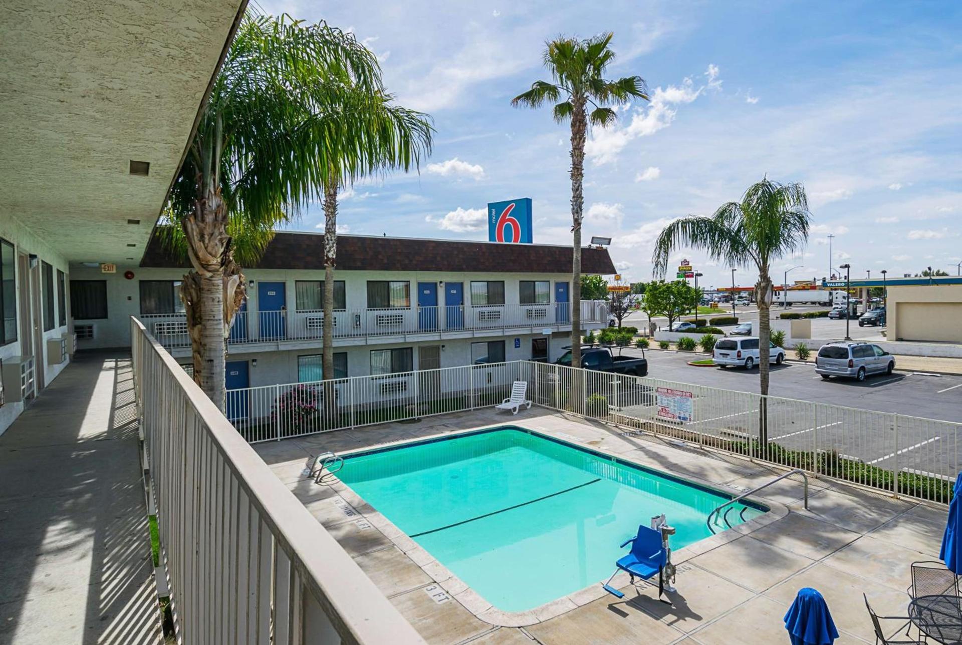 Motel 6 Lost Hills CA photo 8