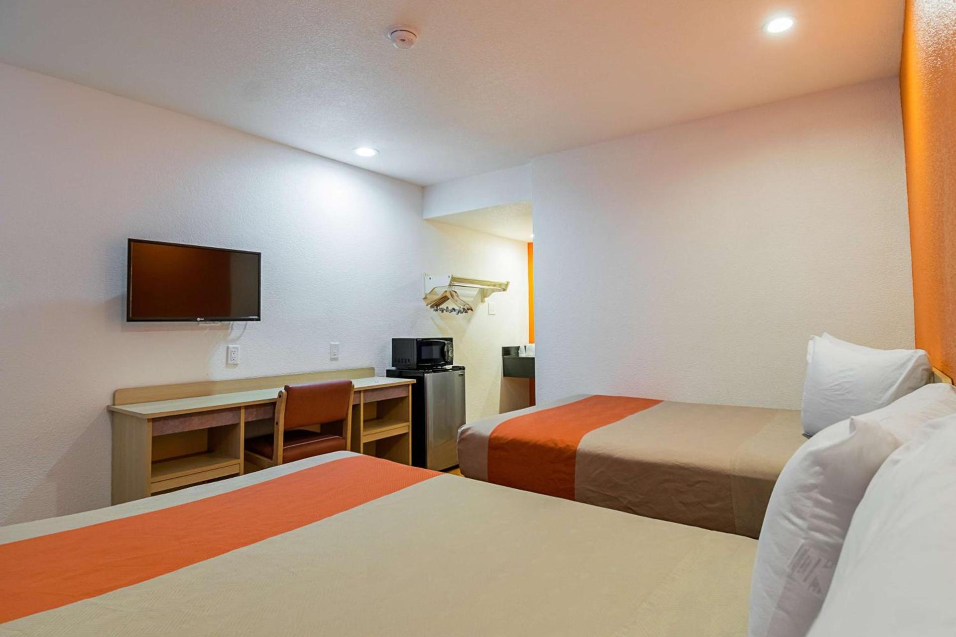 Motel 6 Lost Hills CA photo 11