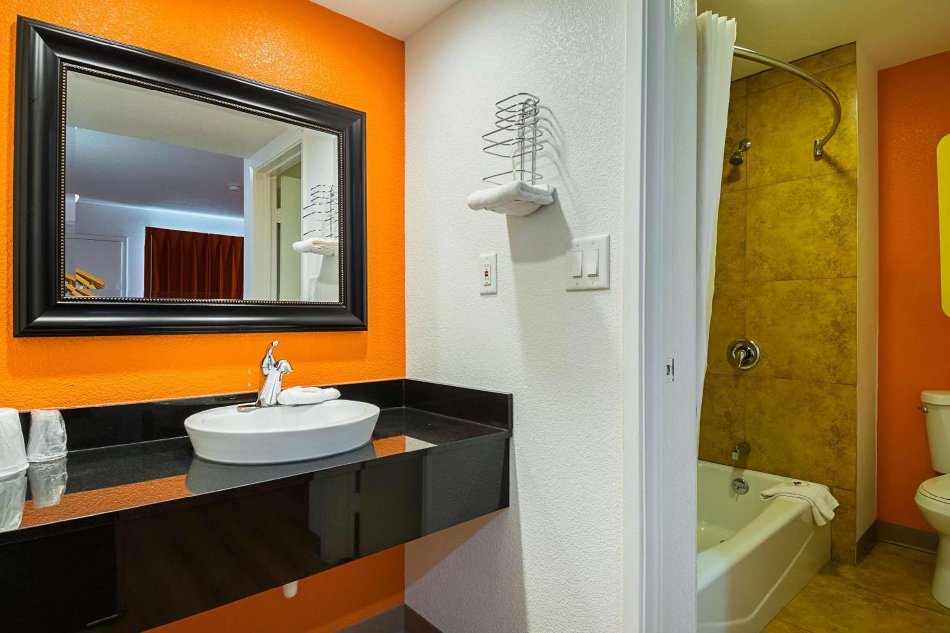Motel 6 Lost Hills CA photo 21