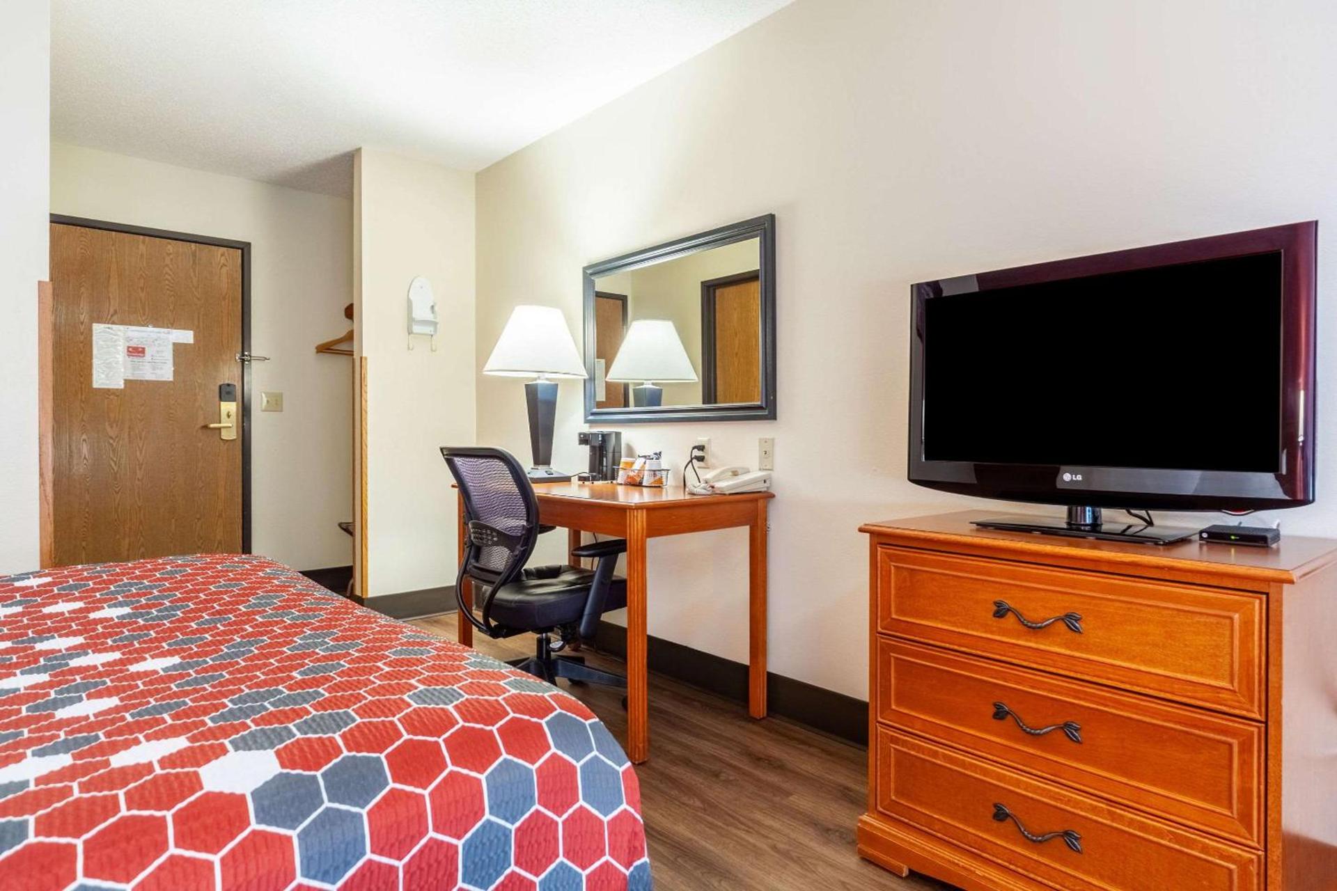 Econo Lodge Sioux Center photo 13