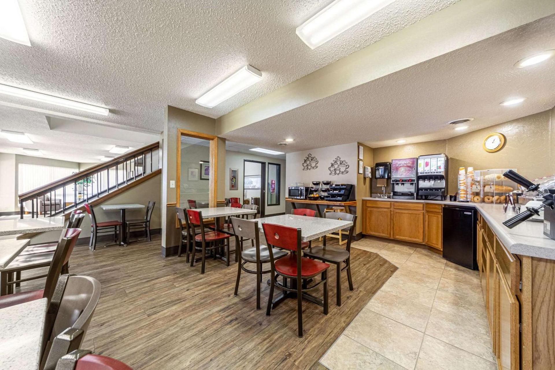 Econo Lodge Sioux Center photo 33
