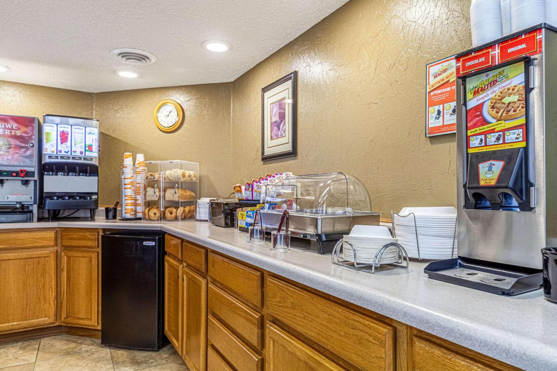 Econo Lodge Sioux Center photo 34