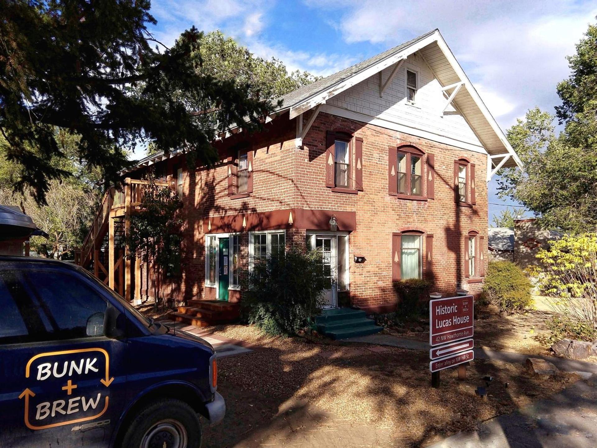 Bunk & Brew Historic Lucas House - Hostel photo 1