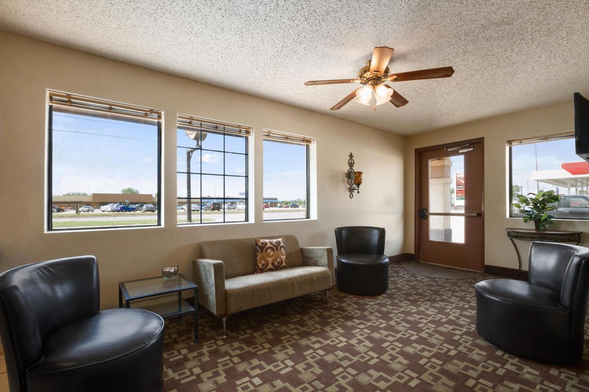 Super 8 by Wyndham Blackwell photo 19