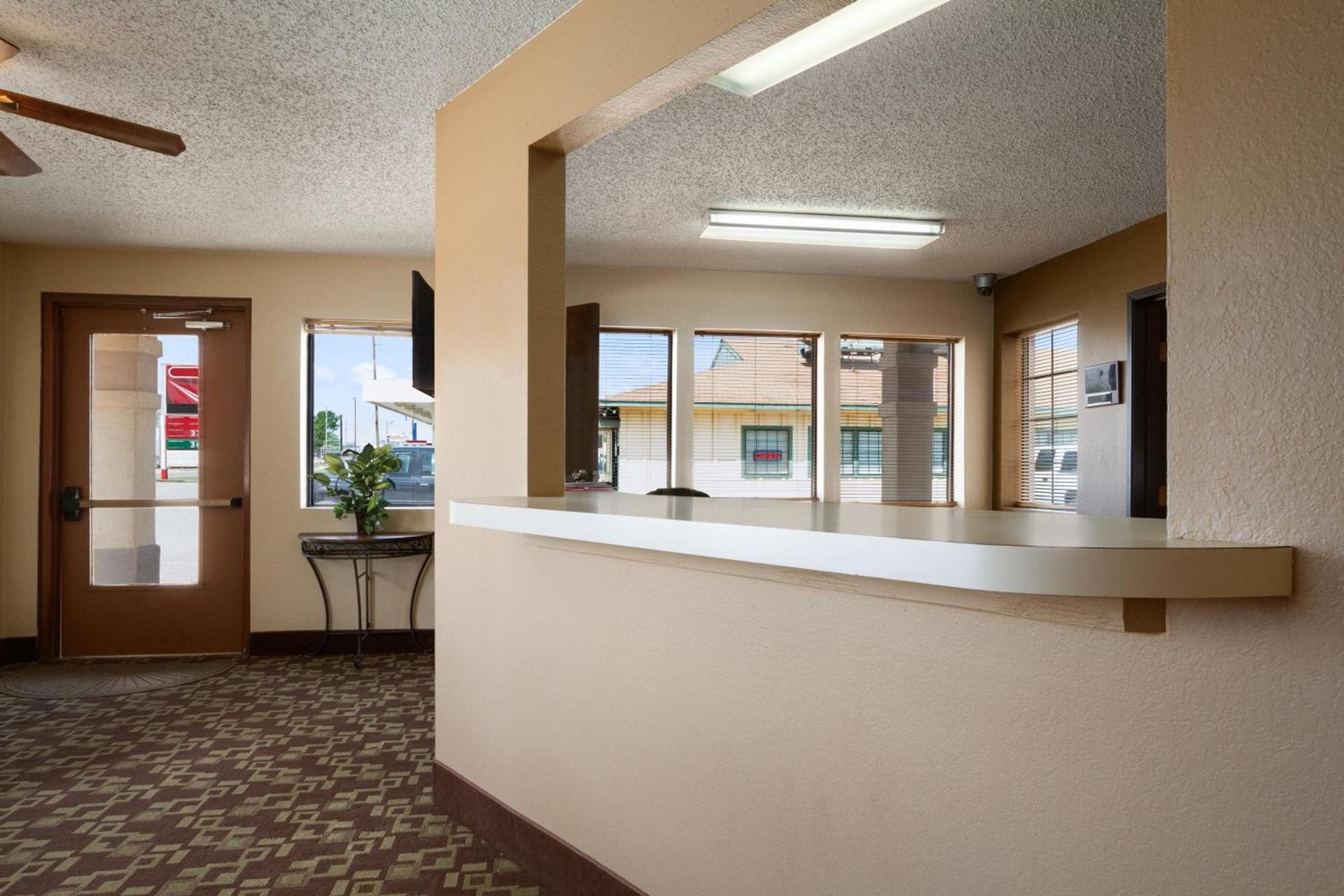 Super 8 by Wyndham Blackwell photo 20