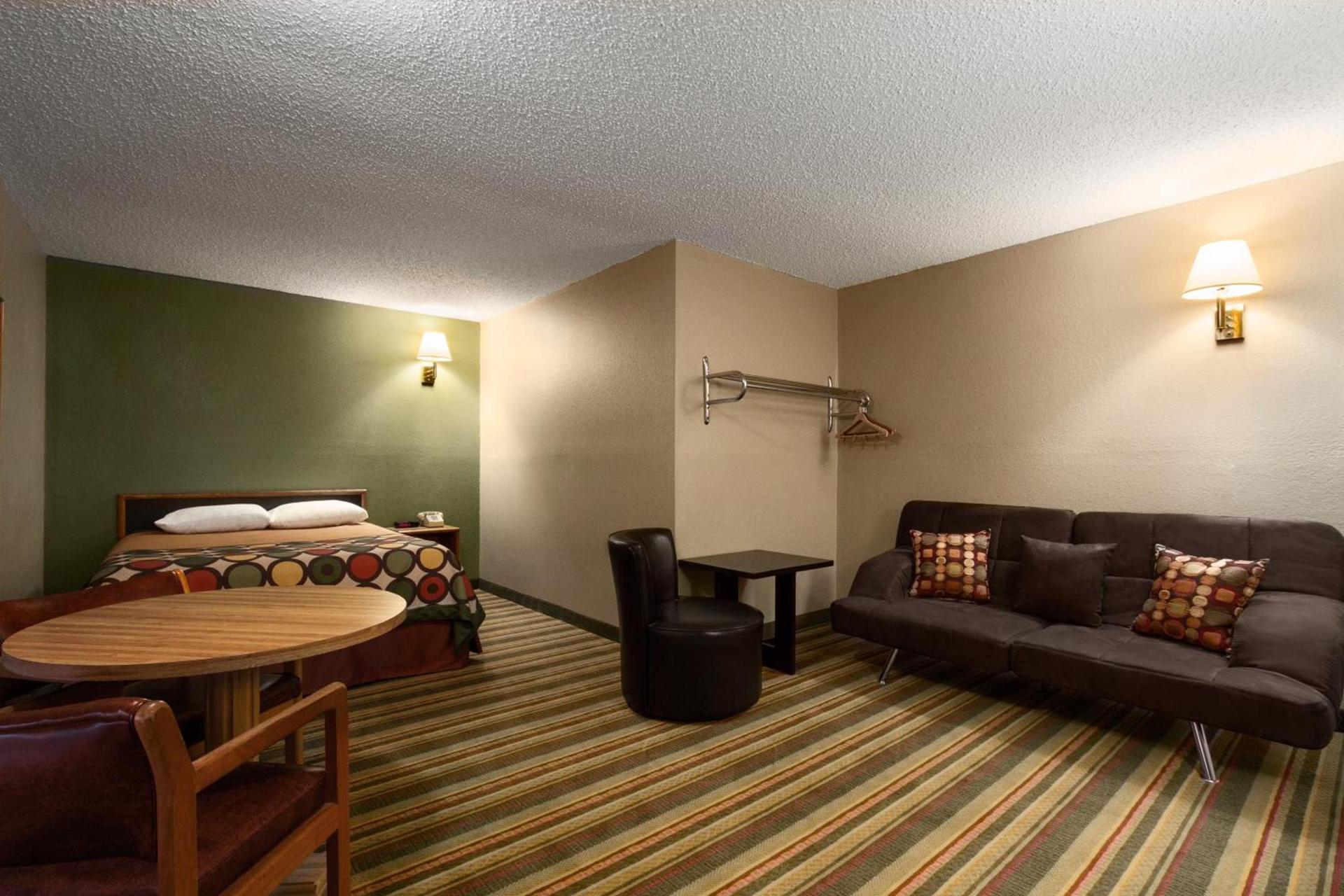 Super 8 by Wyndham Blackwell photo 25