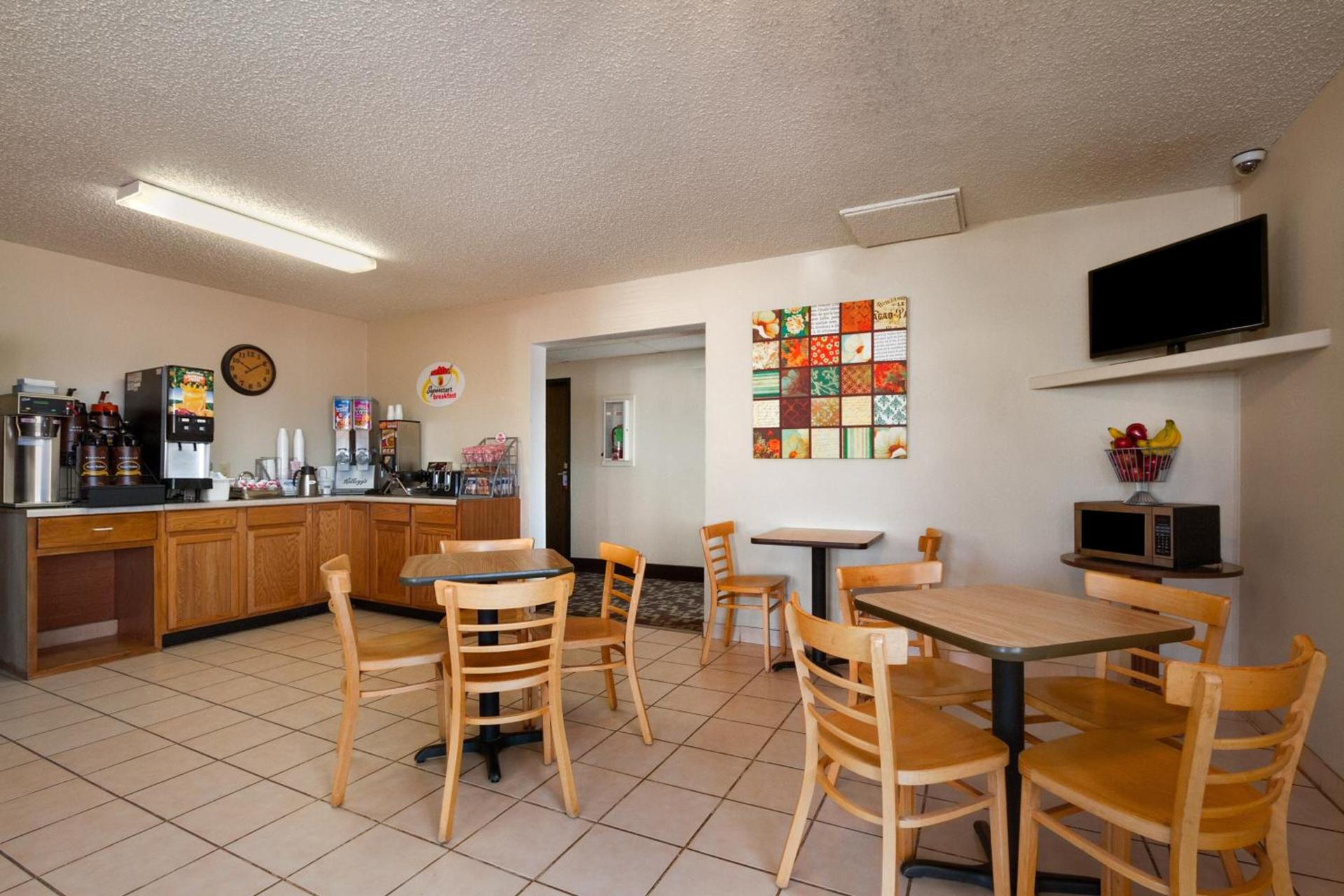 Super 8 by Wyndham Blackwell photo 22