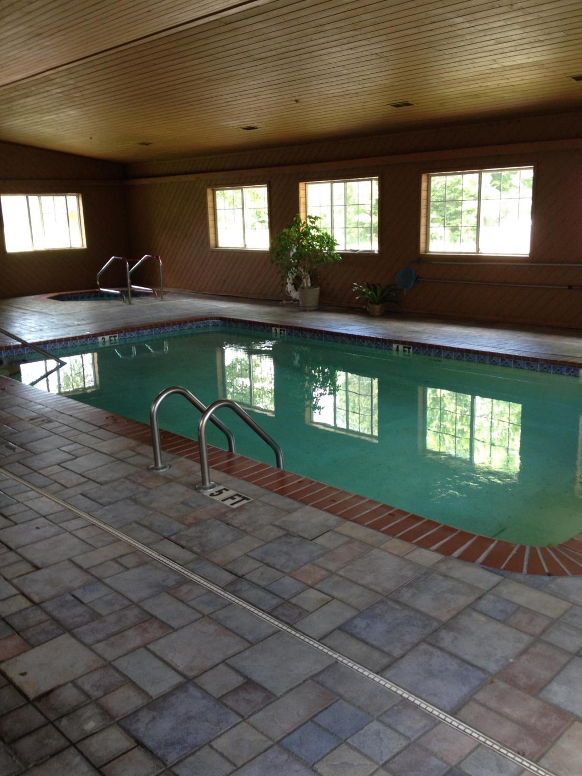 Heritage Inn & Suites photo 3