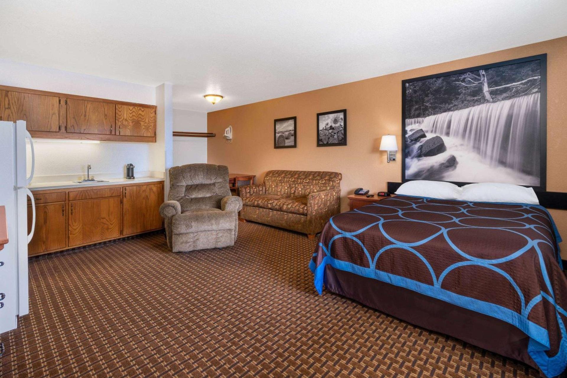 Super 8 by Wyndham Goodland photo 12