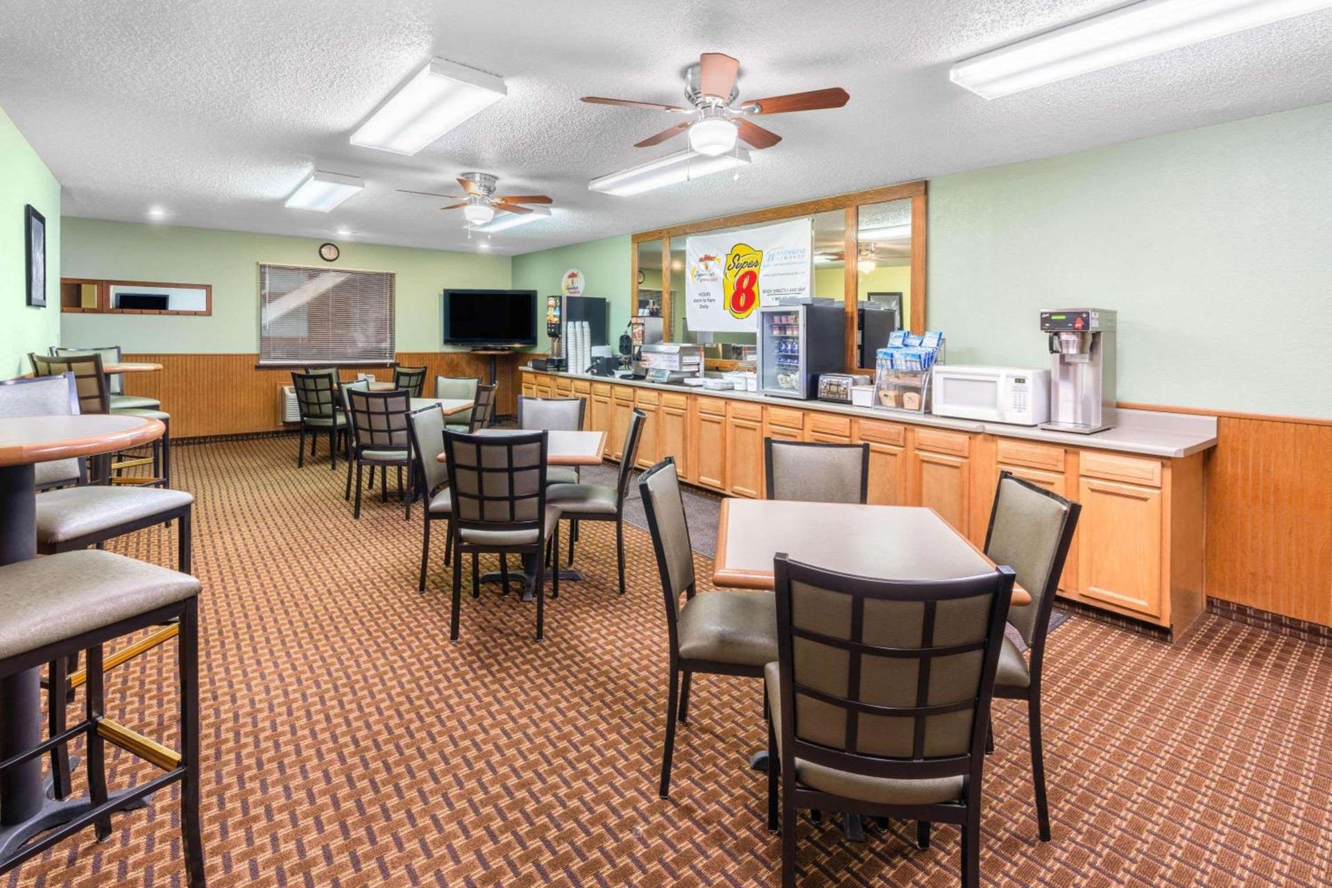 Super 8 by Wyndham Goodland photo 16